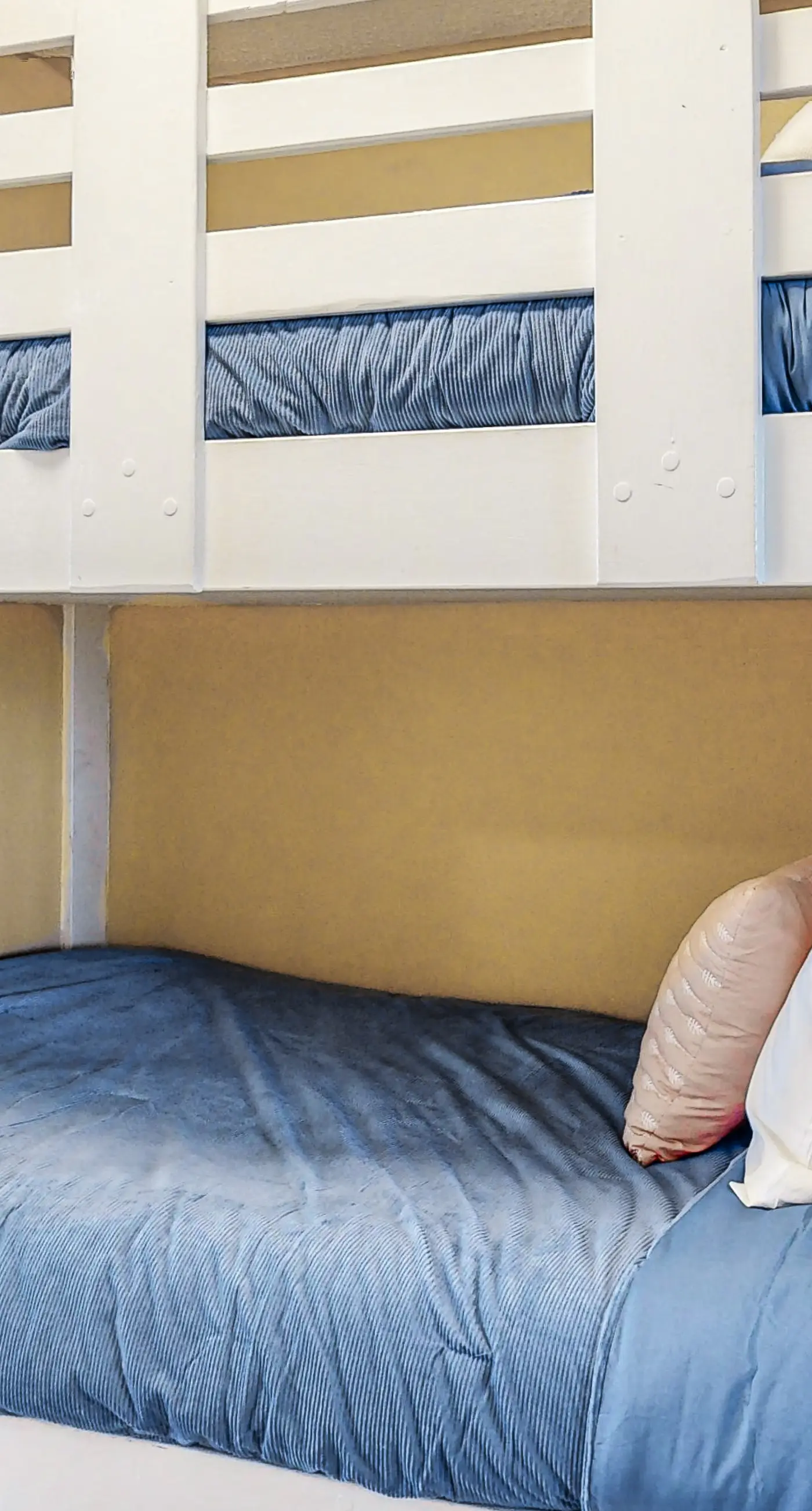 Beachfront condo with Gulf views, pools, hot tubs, tennis, & balcony