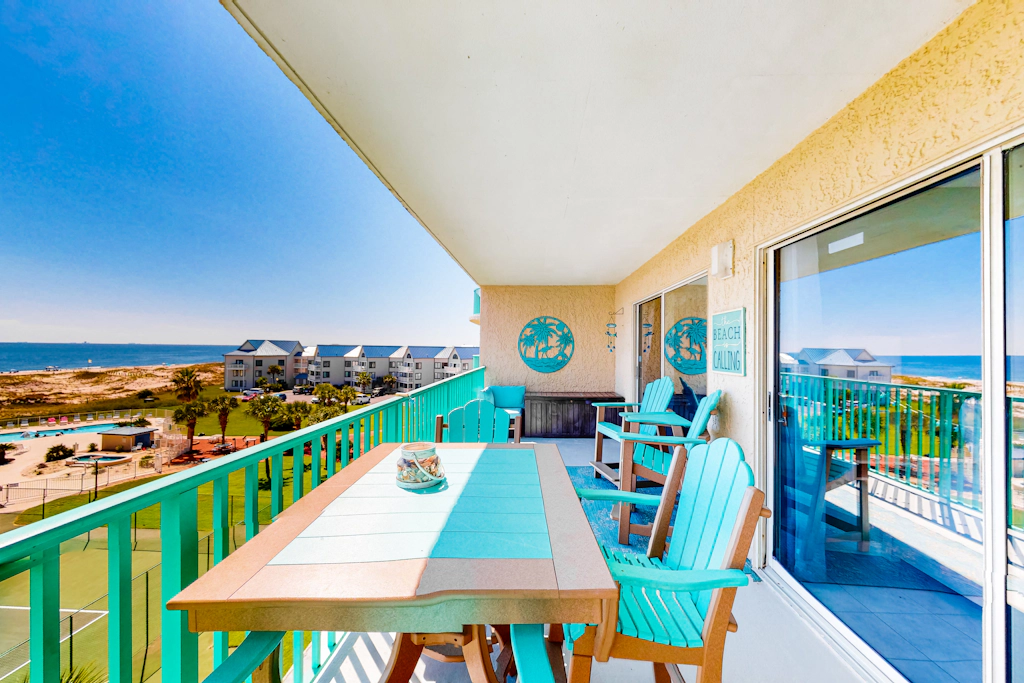 Beachfront condo with Gulf views, pools, hot tubs, tennis courts, gym, AC, & W&D