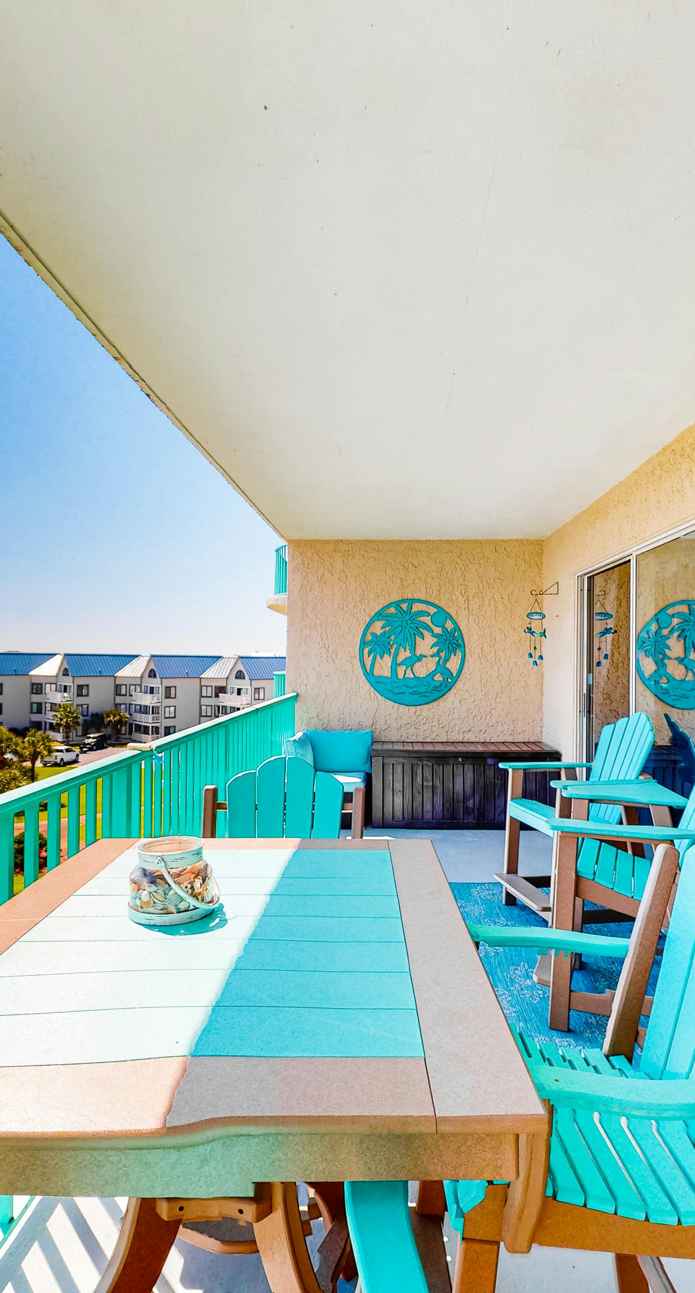 Beachfront condo with Gulf views, pools, hot tubs, tennis courts, gym, AC, & W&D