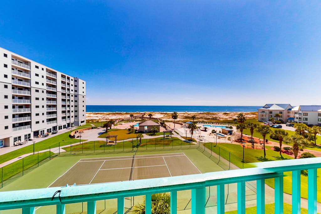 Beachfront condo with Gulf views, pools, hot tubs, tennis courts, gym, AC, & W&D