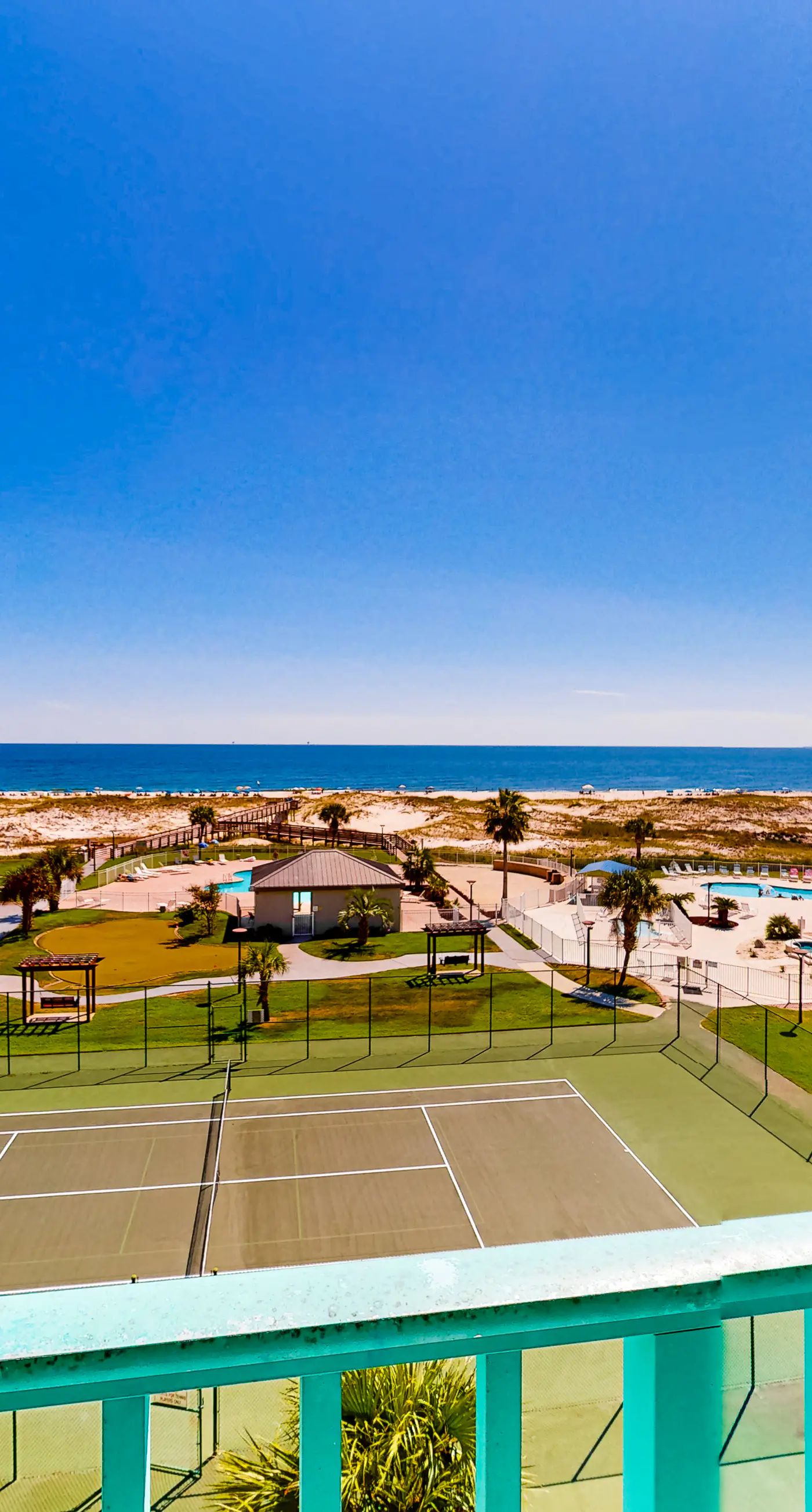 Beachfront condo with Gulf views, pools, hot tubs, tennis courts, gym, AC, & W&D