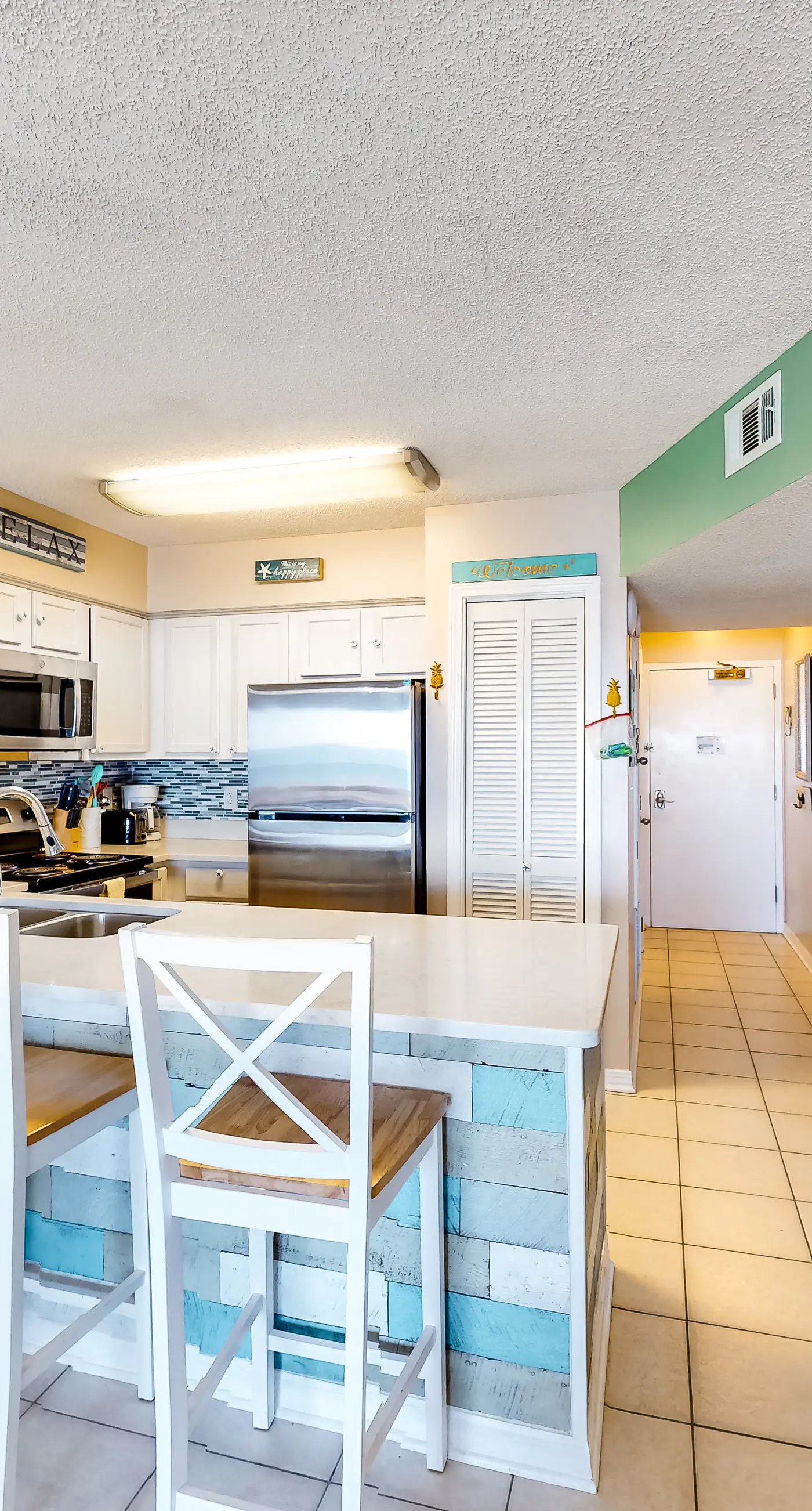 Beachfront condo with Gulf views, pools, hot tubs, tennis courts, gym, AC, & W&D