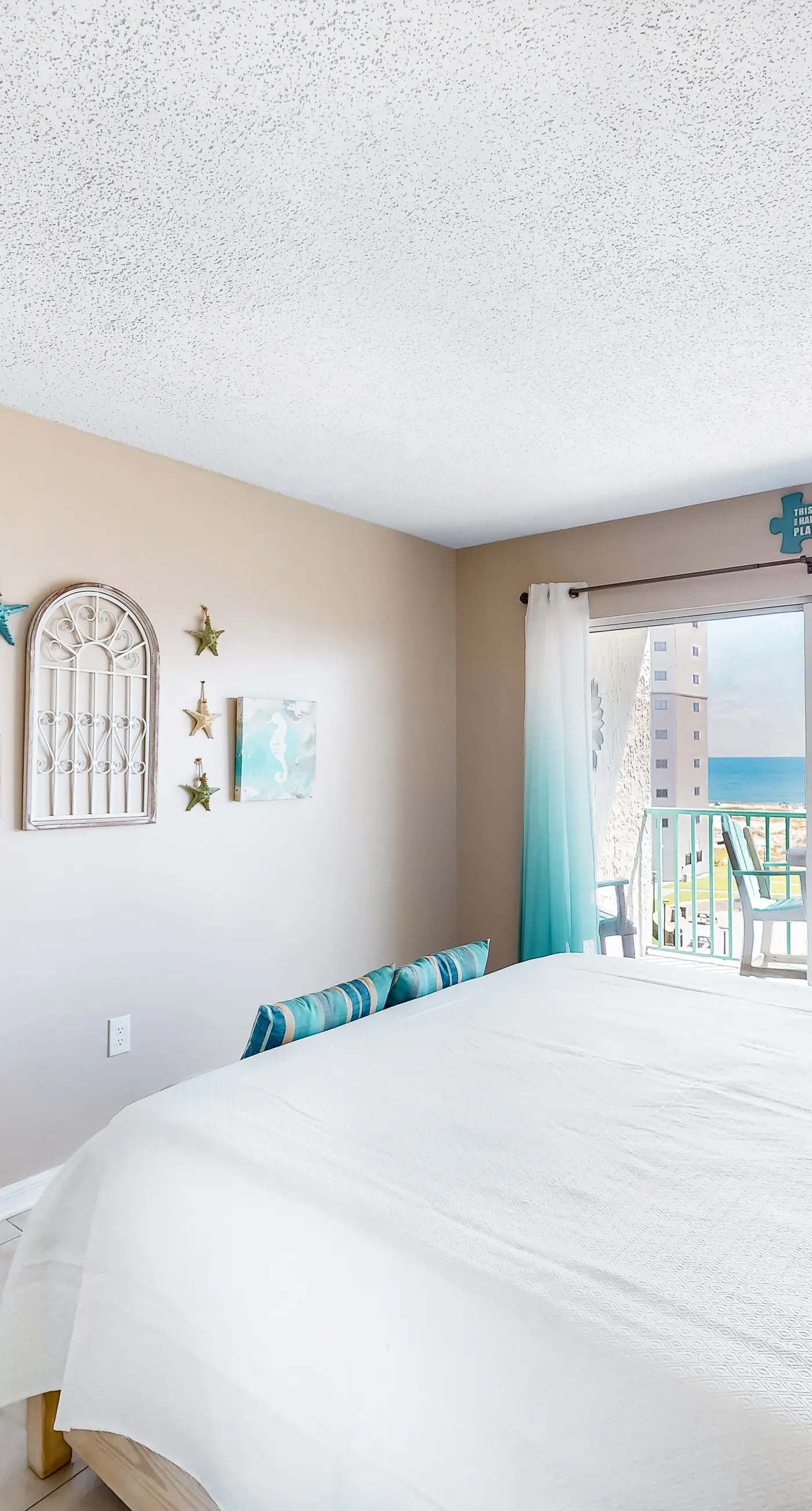 Beachfront condo with Gulf views, pools, hot tubs, tennis courts, gym, AC, & W&D