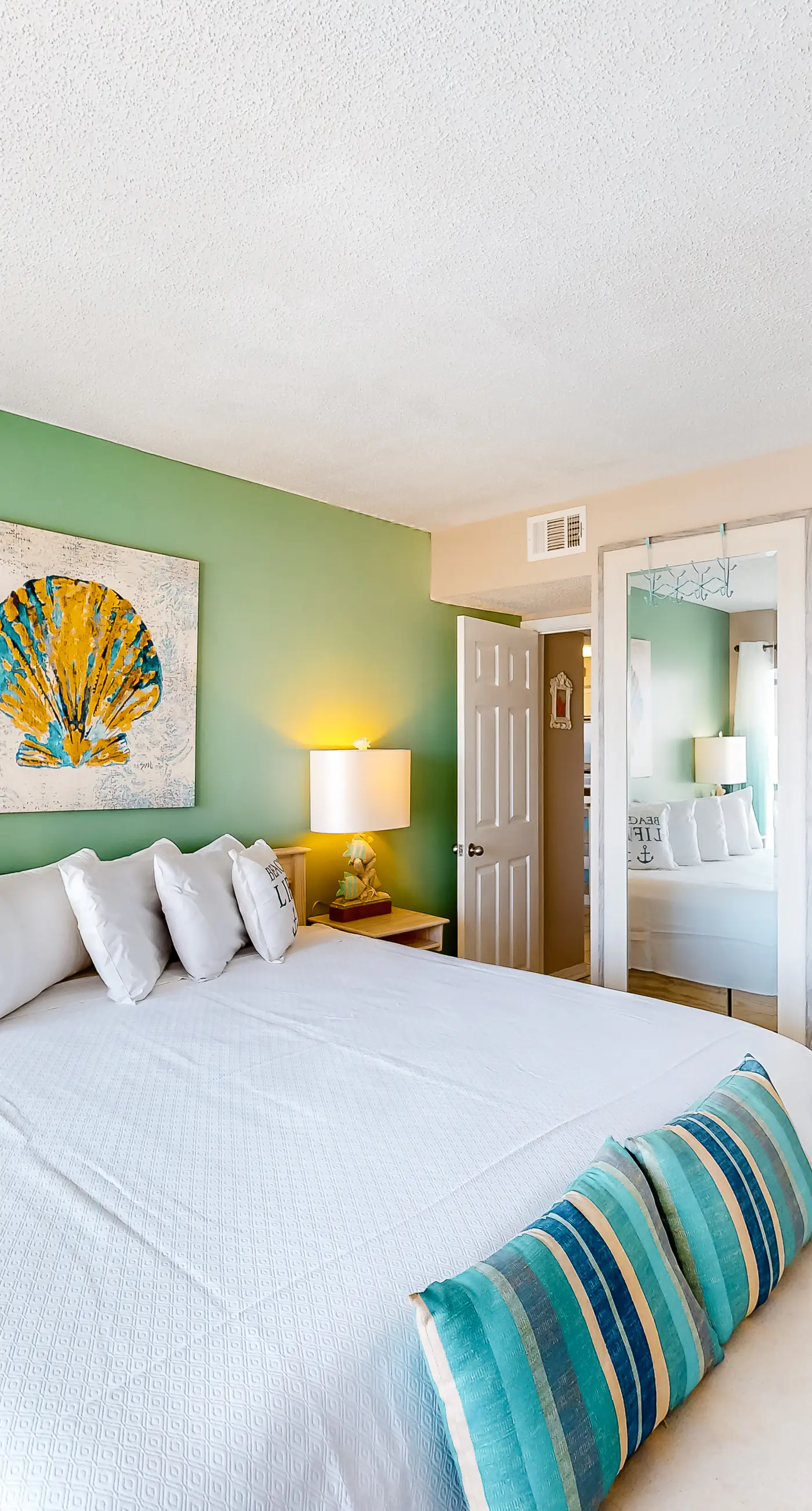 Beachfront condo with Gulf views, pools, hot tubs, tennis courts, gym, AC, & W&D