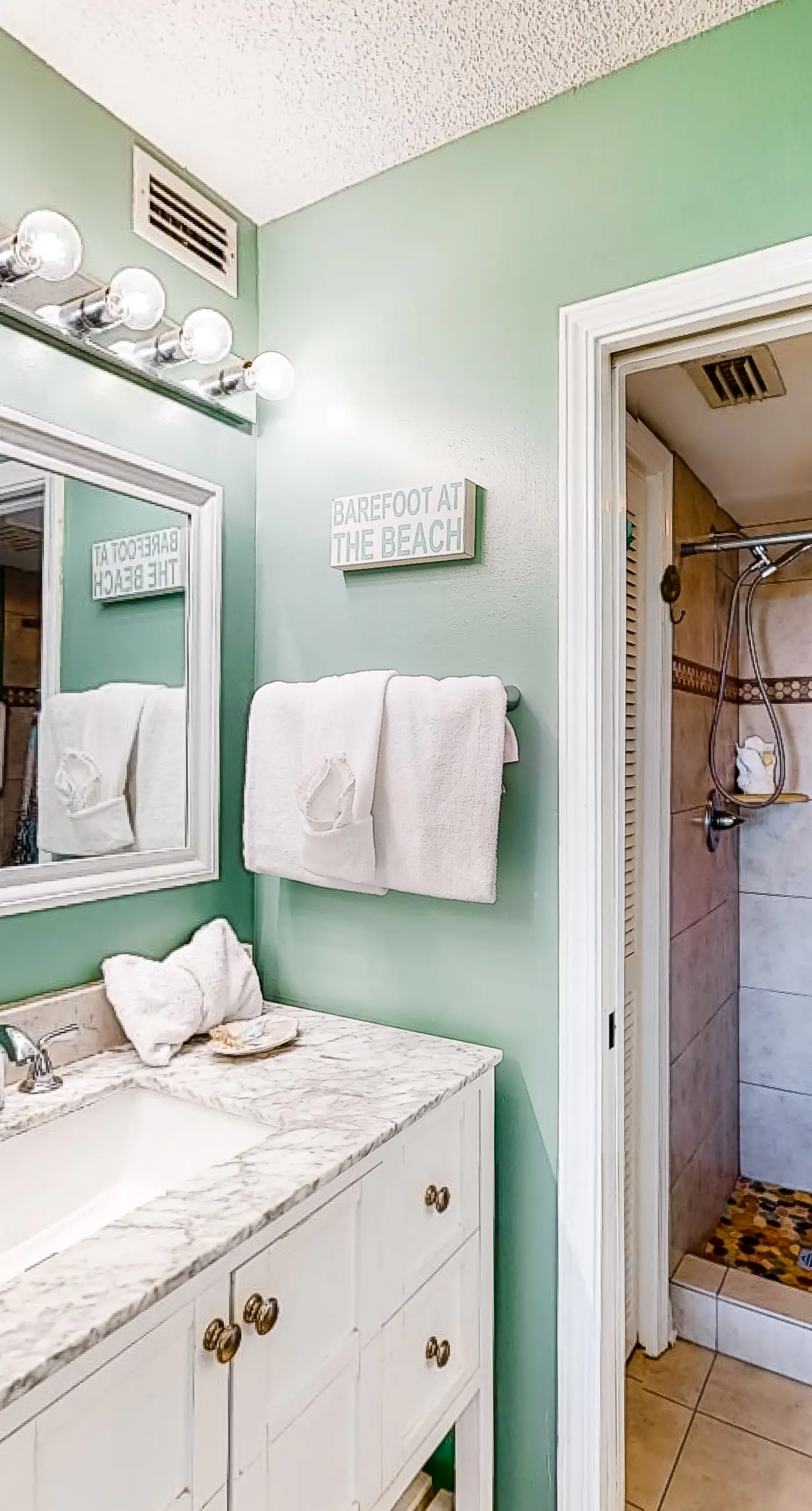 Beachfront condo with Gulf views, pools, hot tubs, tennis courts, gym, AC, & W&D