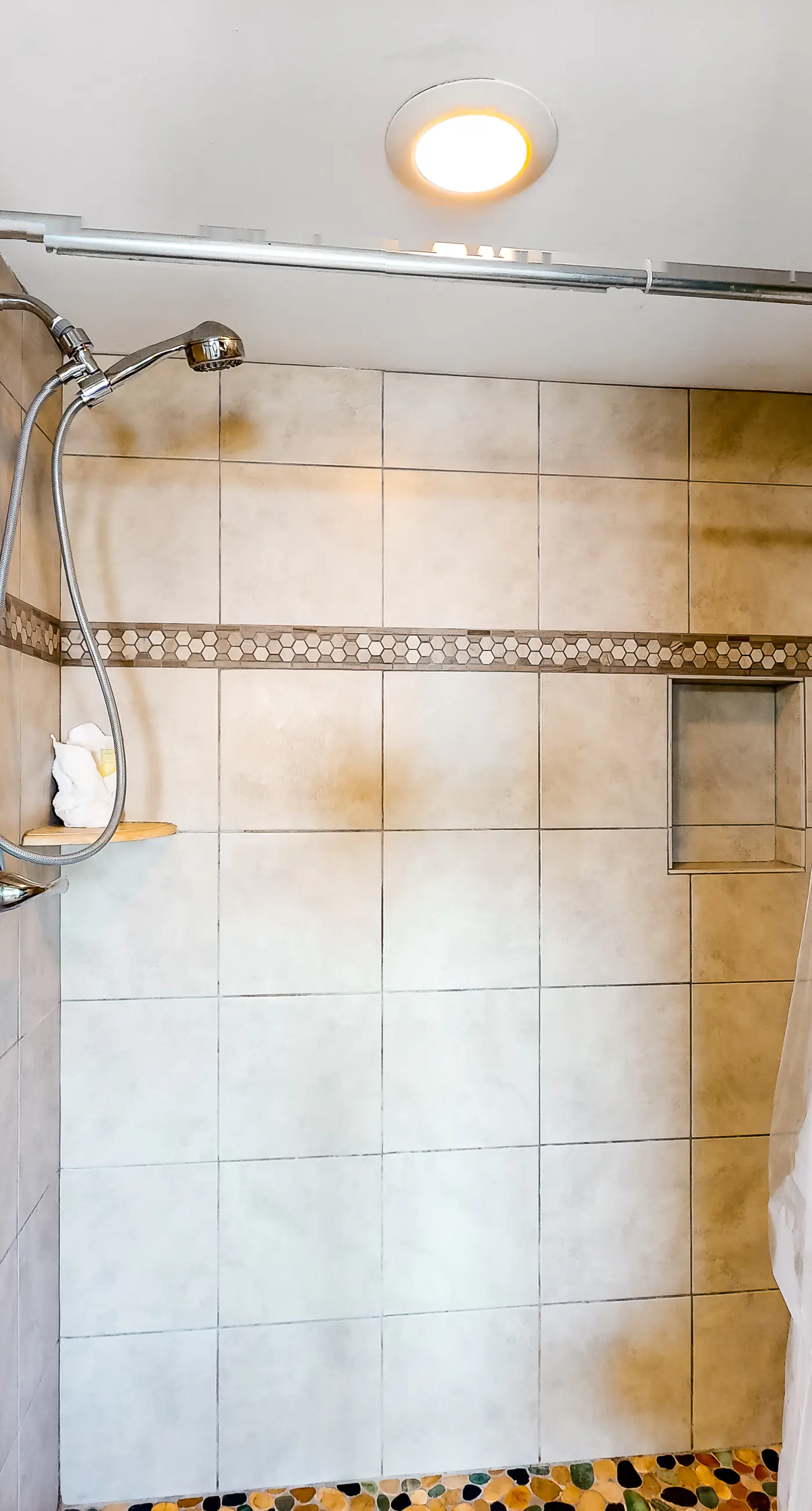 Beachfront condo with Gulf views, pools, hot tubs, tennis courts, gym, AC, & W&D