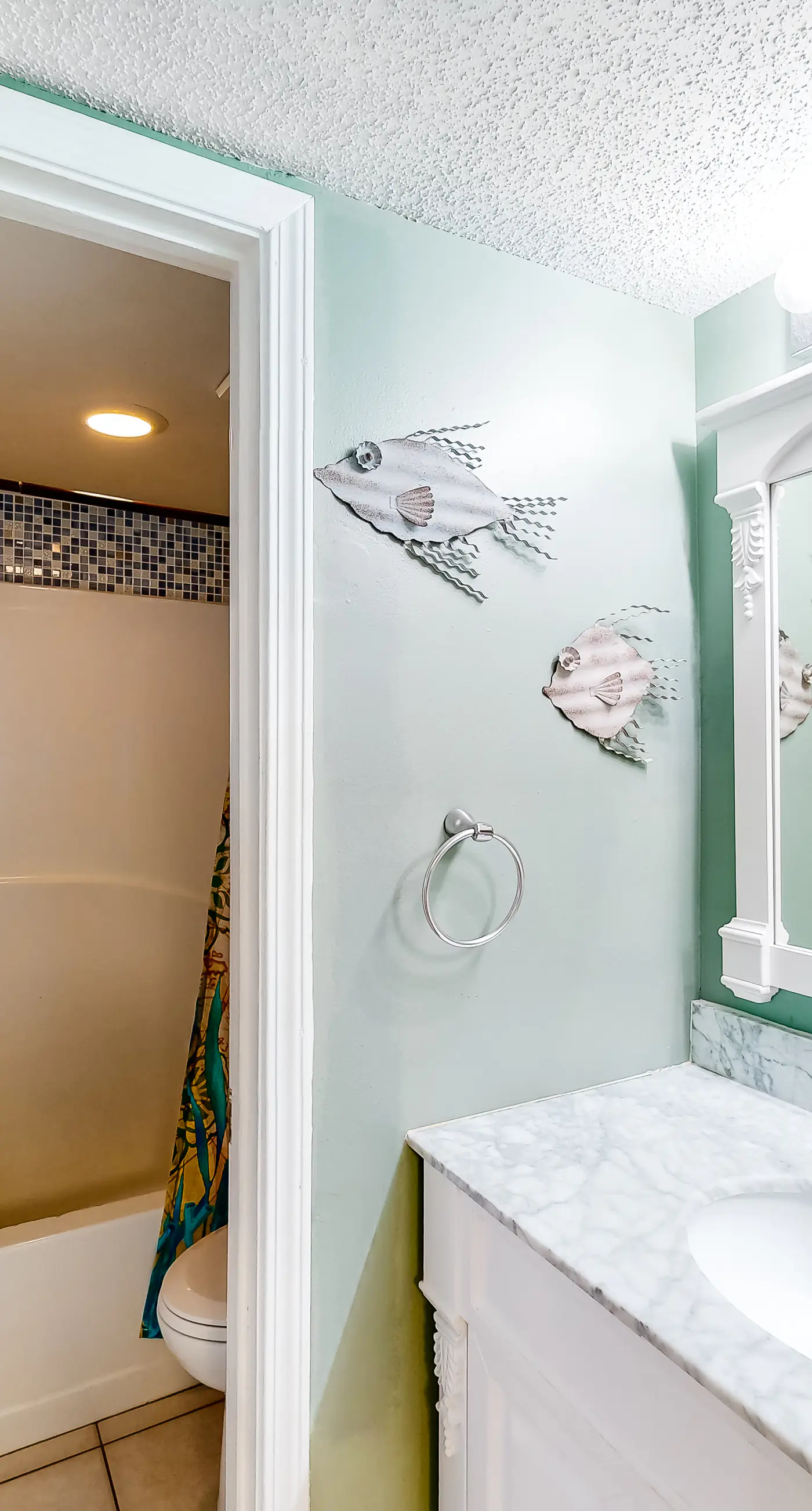 Beachfront condo with Gulf views, pools, hot tubs, tennis courts, gym, AC, & W&D