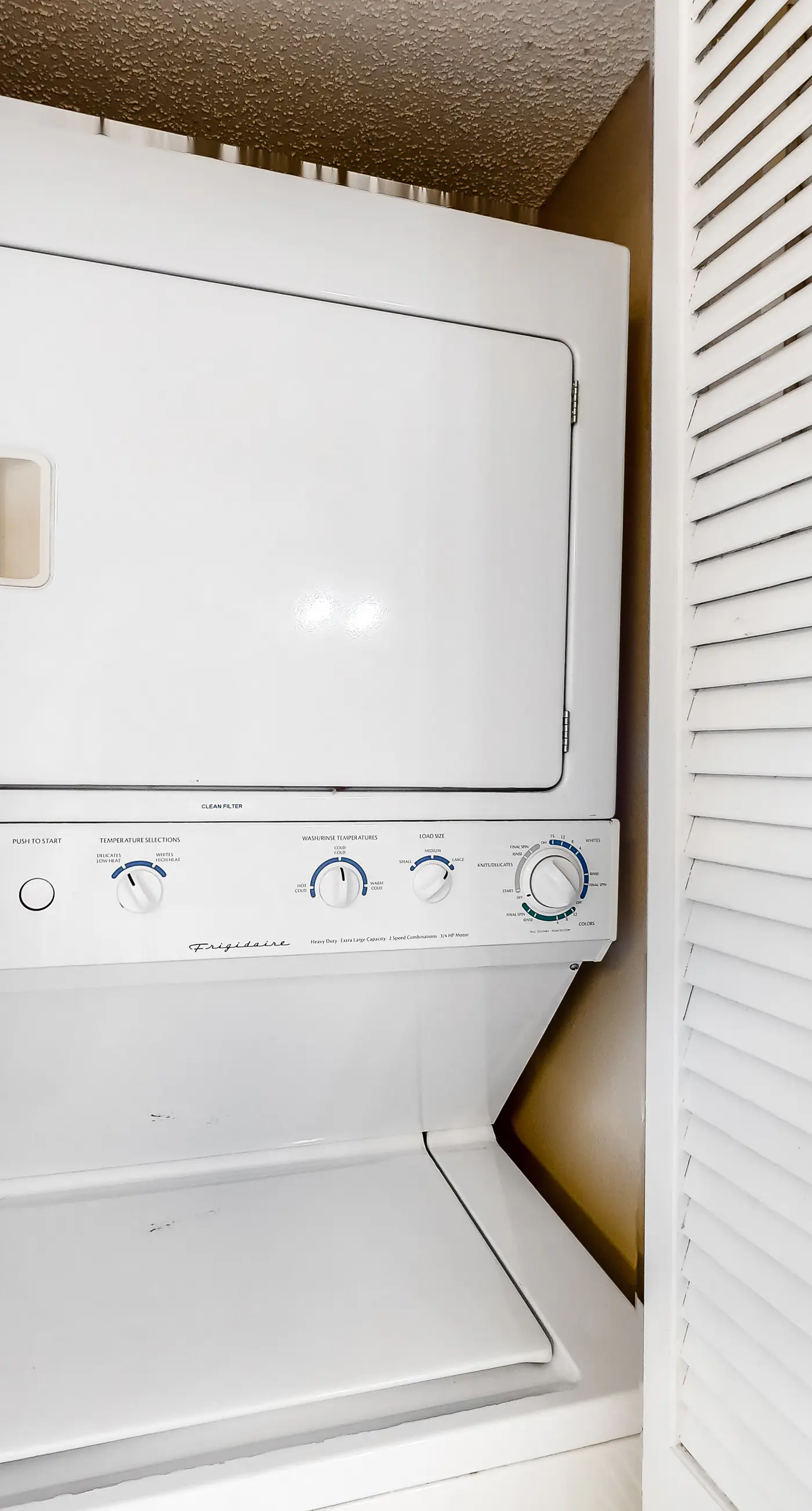 Beachfront condo with Gulf views, pools, hot tubs, tennis courts, gym, AC, & W&D