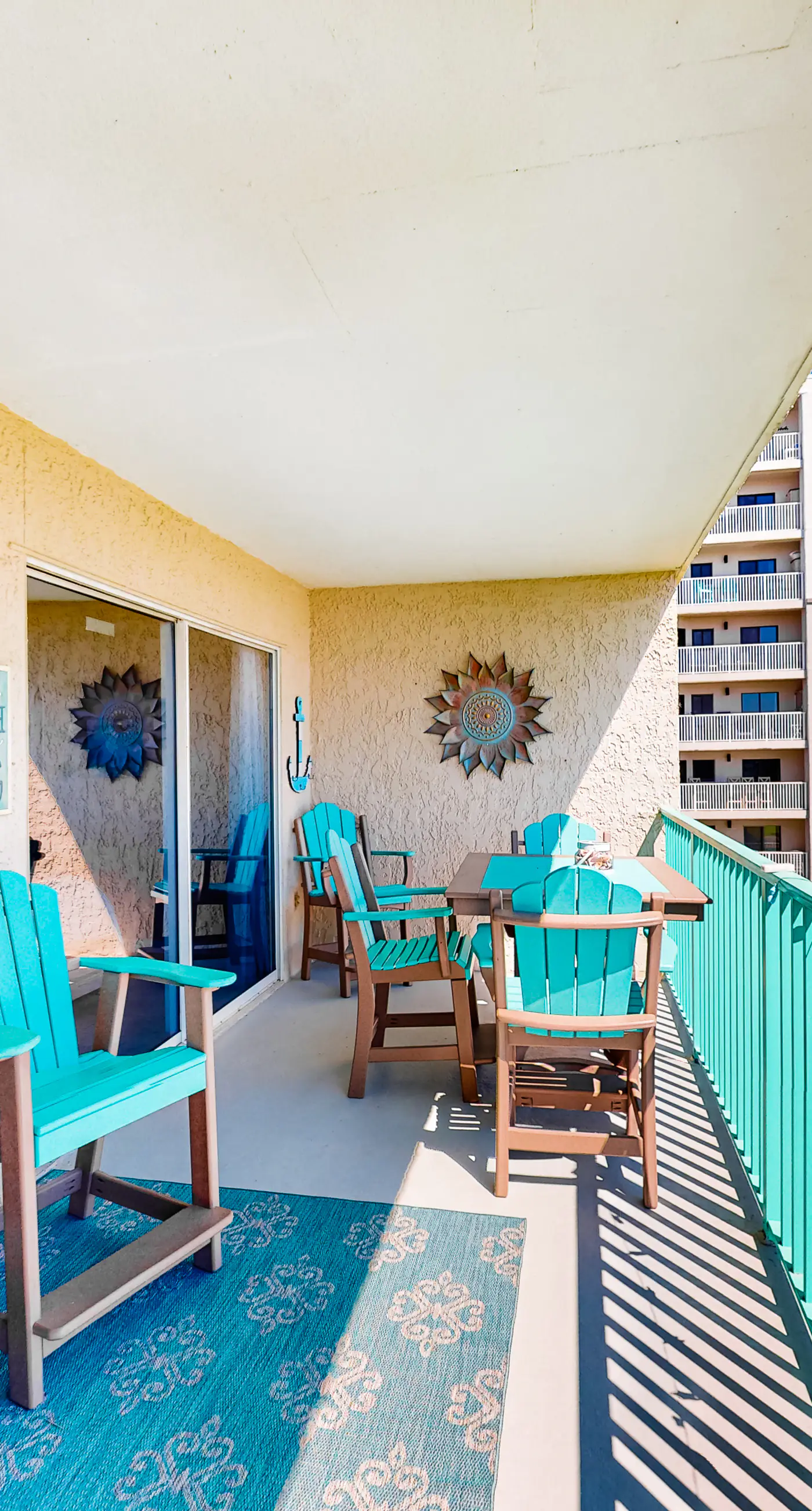 Beachfront condo with Gulf views, pools, hot tubs, tennis courts, gym, AC, & W&D