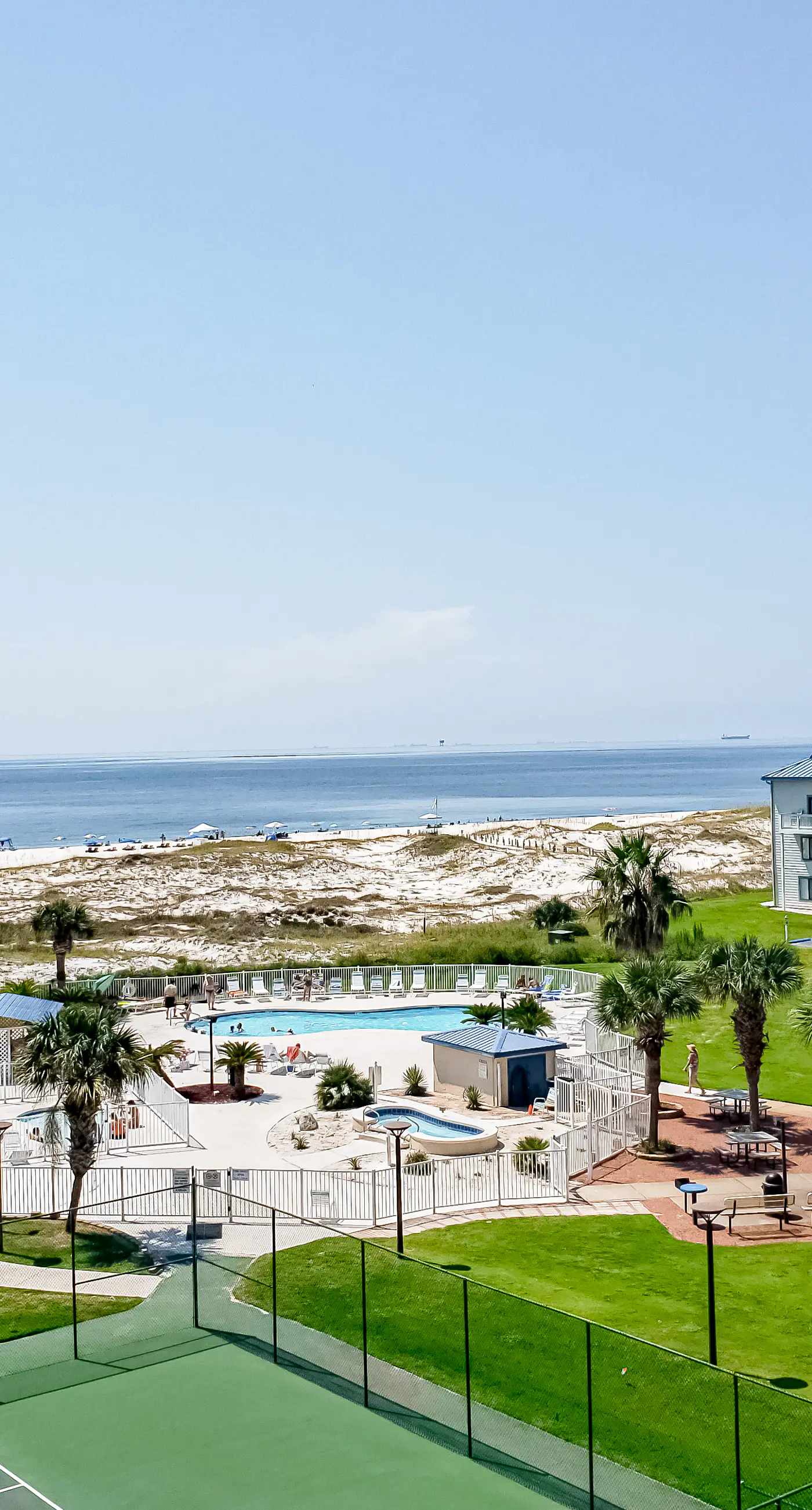 Beachfront condo with Gulf views, pools, hot tubs, tennis courts, gym, AC, & W&D