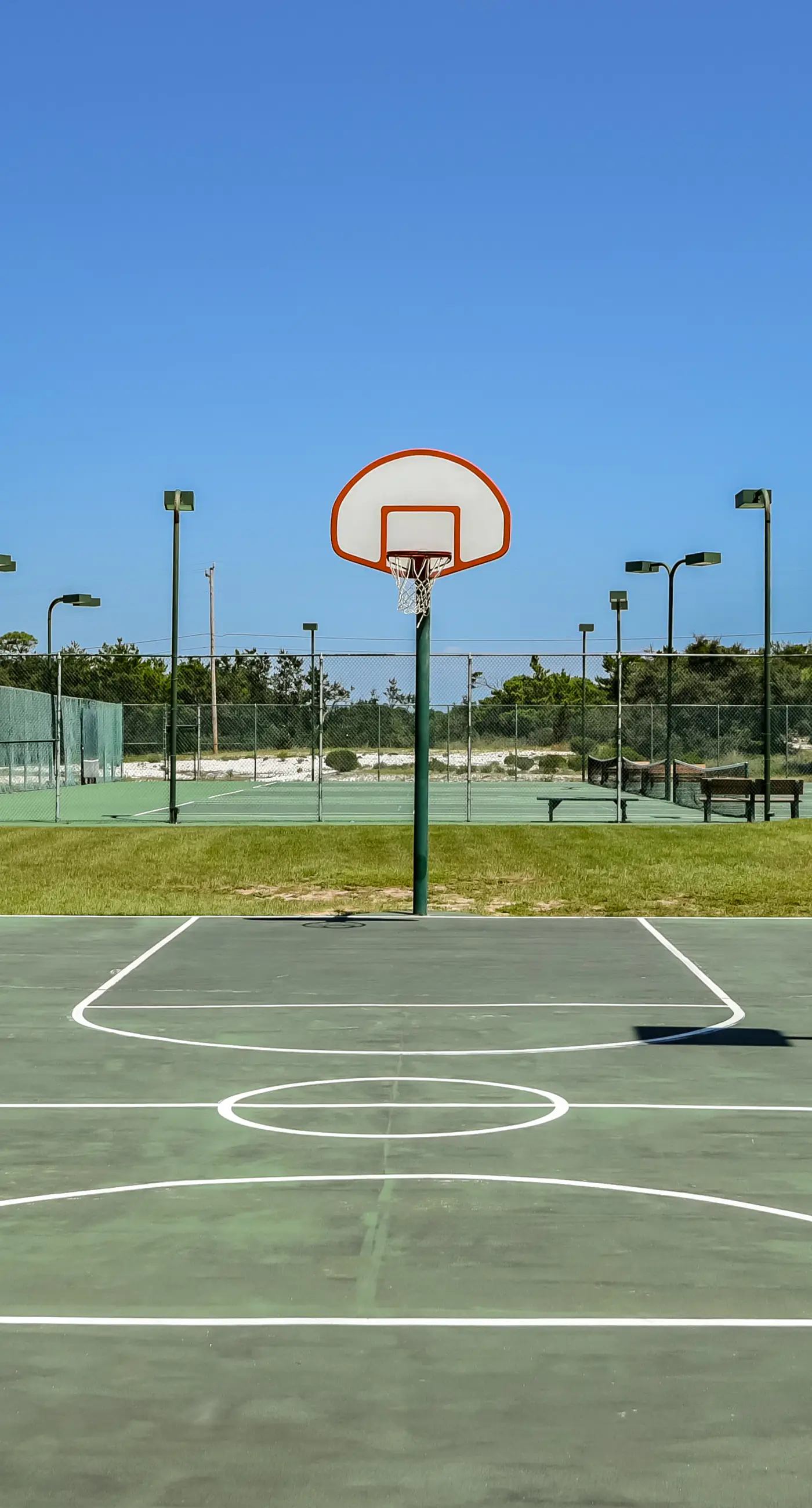 Beachfront condo with Gulf views, pools, hot tubs, tennis courts, gym, AC, & W&D