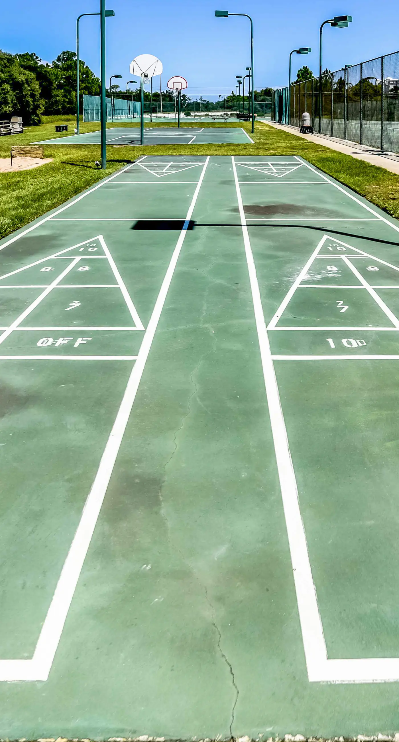 Beachfront condo with Gulf views, pools, hot tubs, tennis courts, gym, AC, & W&D