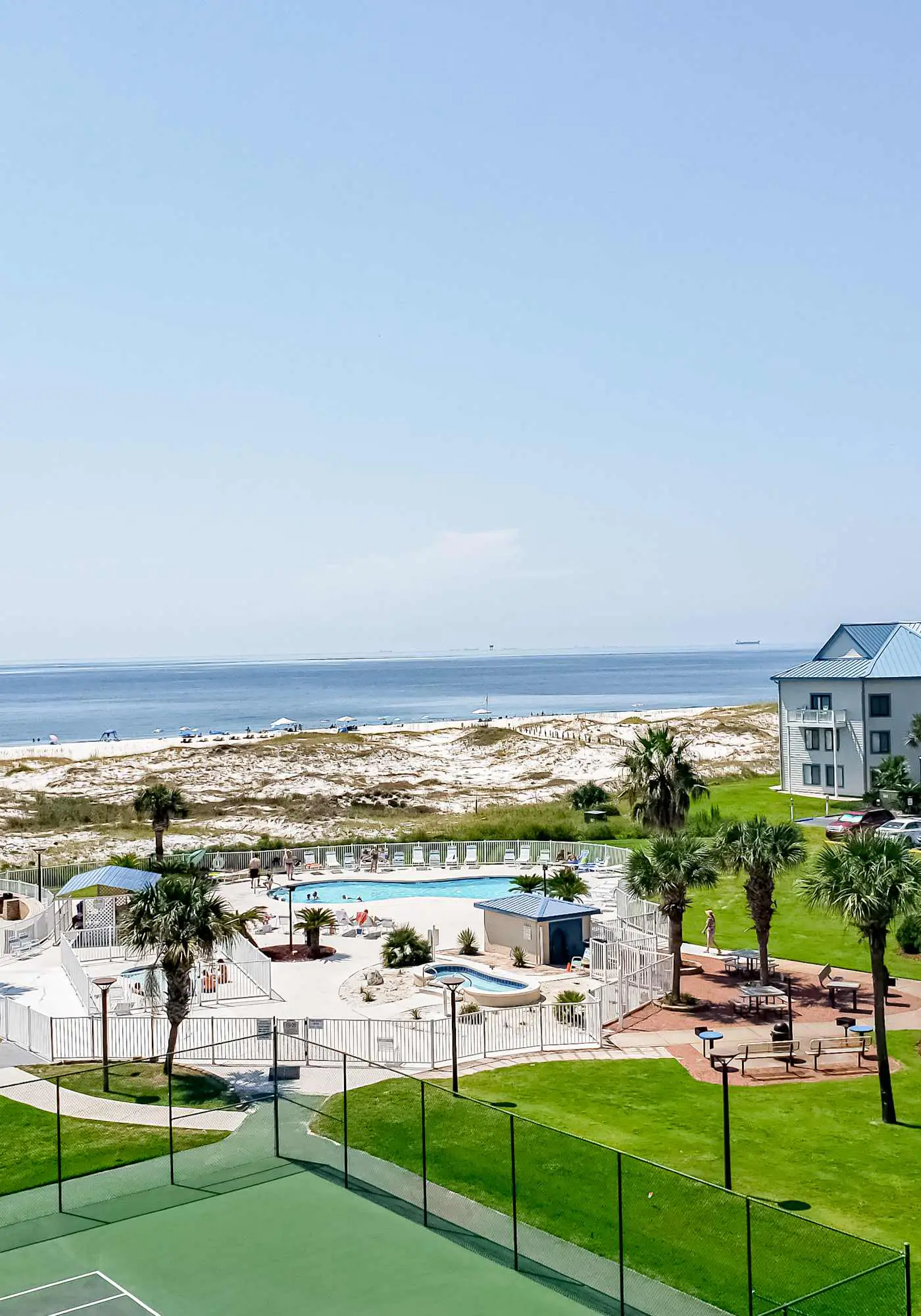 Beachfront condo with Gulf views, pools, hot tubs, tennis courts, gym, AC, & W&D