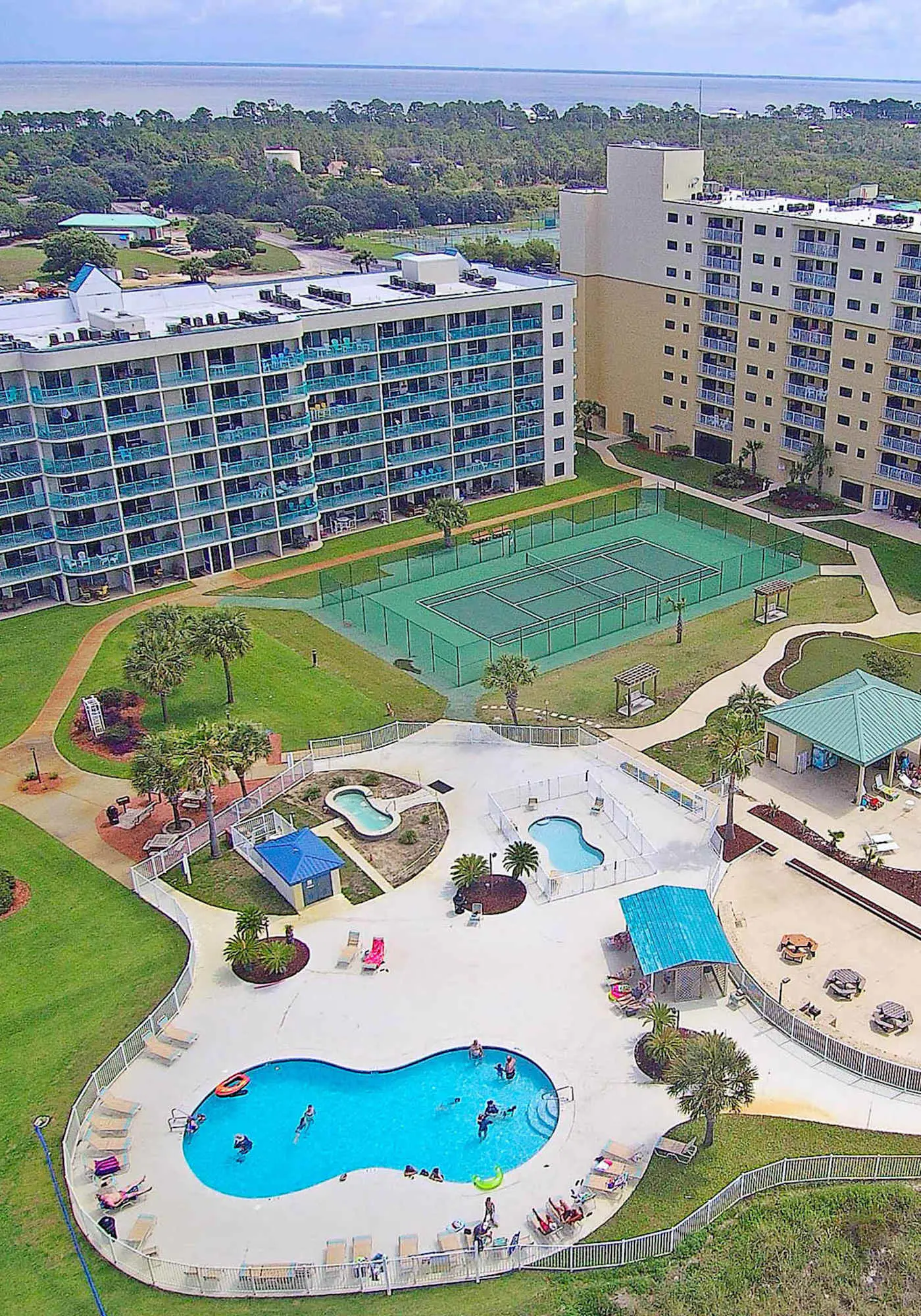 Beachfront condo with Gulf views, pools, hot tubs, tennis courts, gym, AC, & W&D
