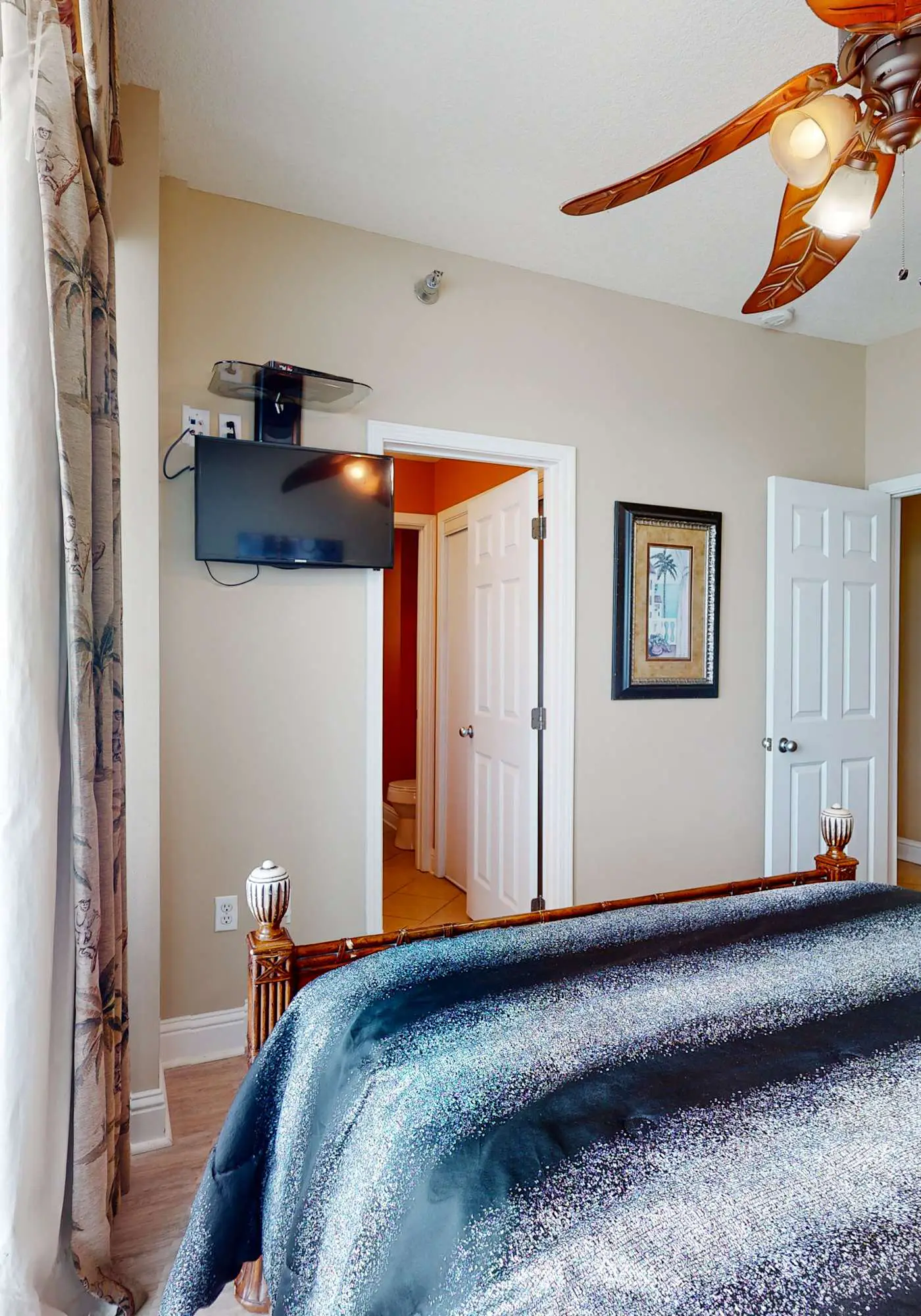 Gulf-view condo with direct beach access, indoor/outdoor pools, hot tub, sauna