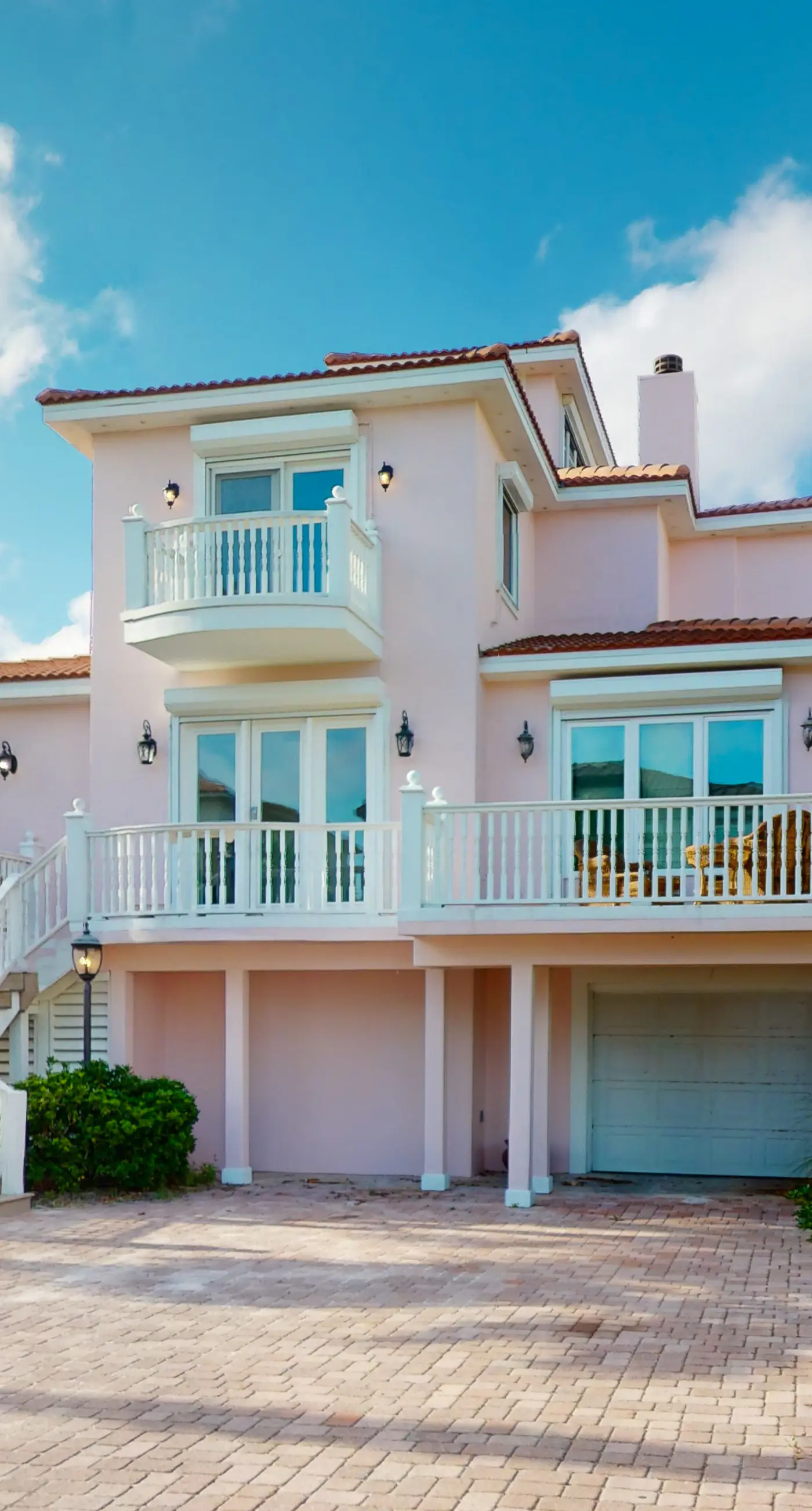 Dog-friendly home with beach access, outdoor pool, and tennis - gated community