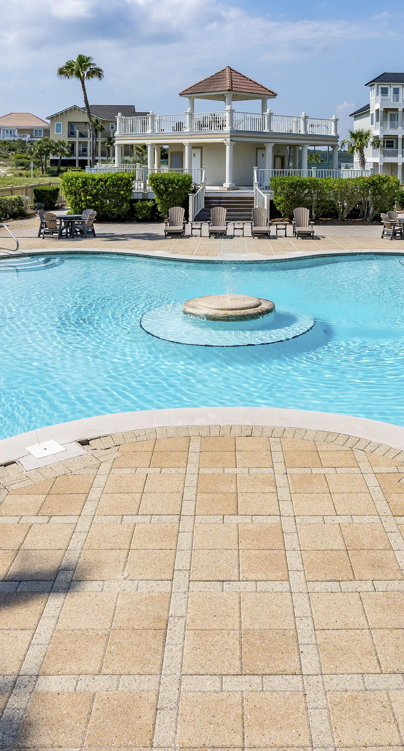 Dog-friendly home with beach access, outdoor pool, and tennis - gated community