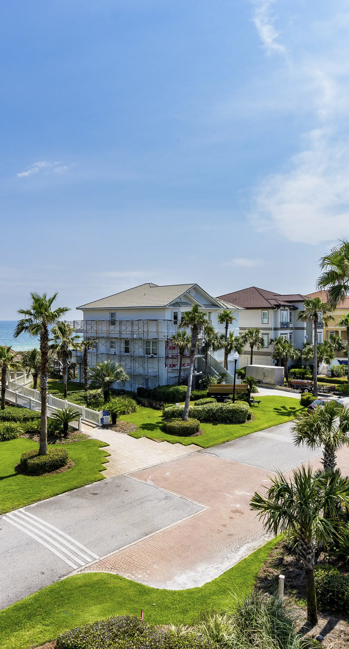 Dog-friendly home with beach access, outdoor pool, and tennis - gated community
