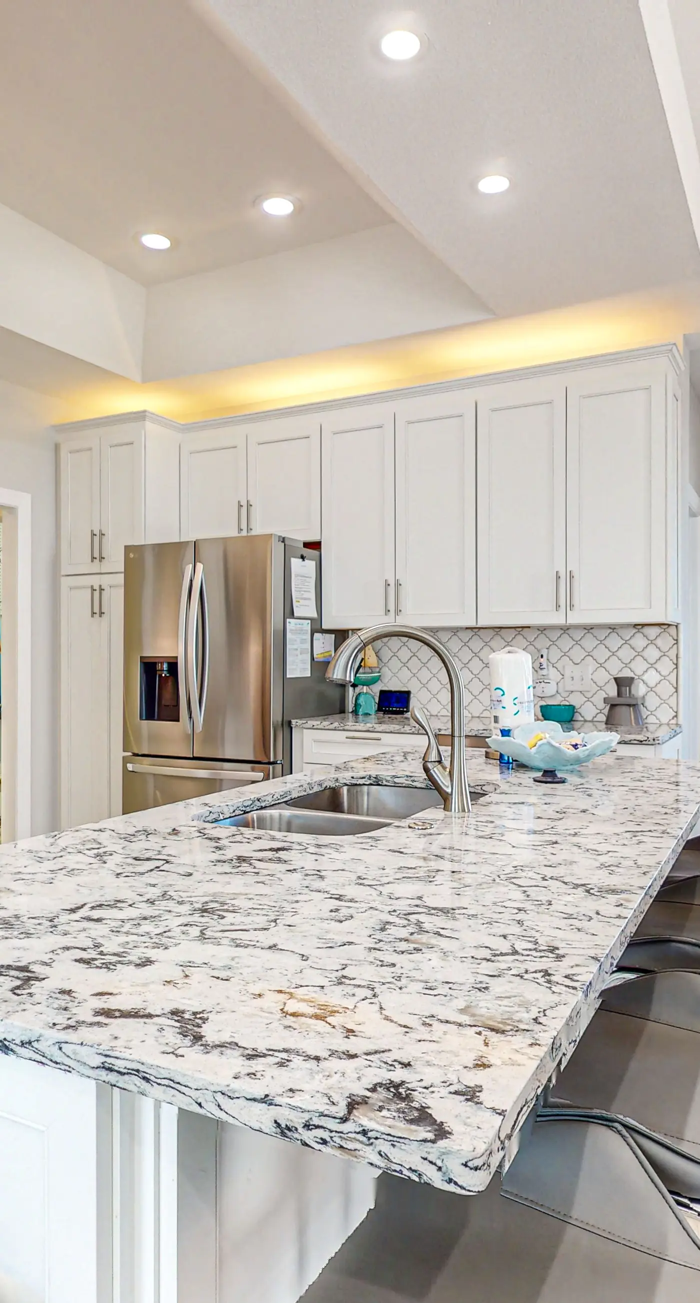 Dog-friendly home with beach access, outdoor pool, and tennis - gated community