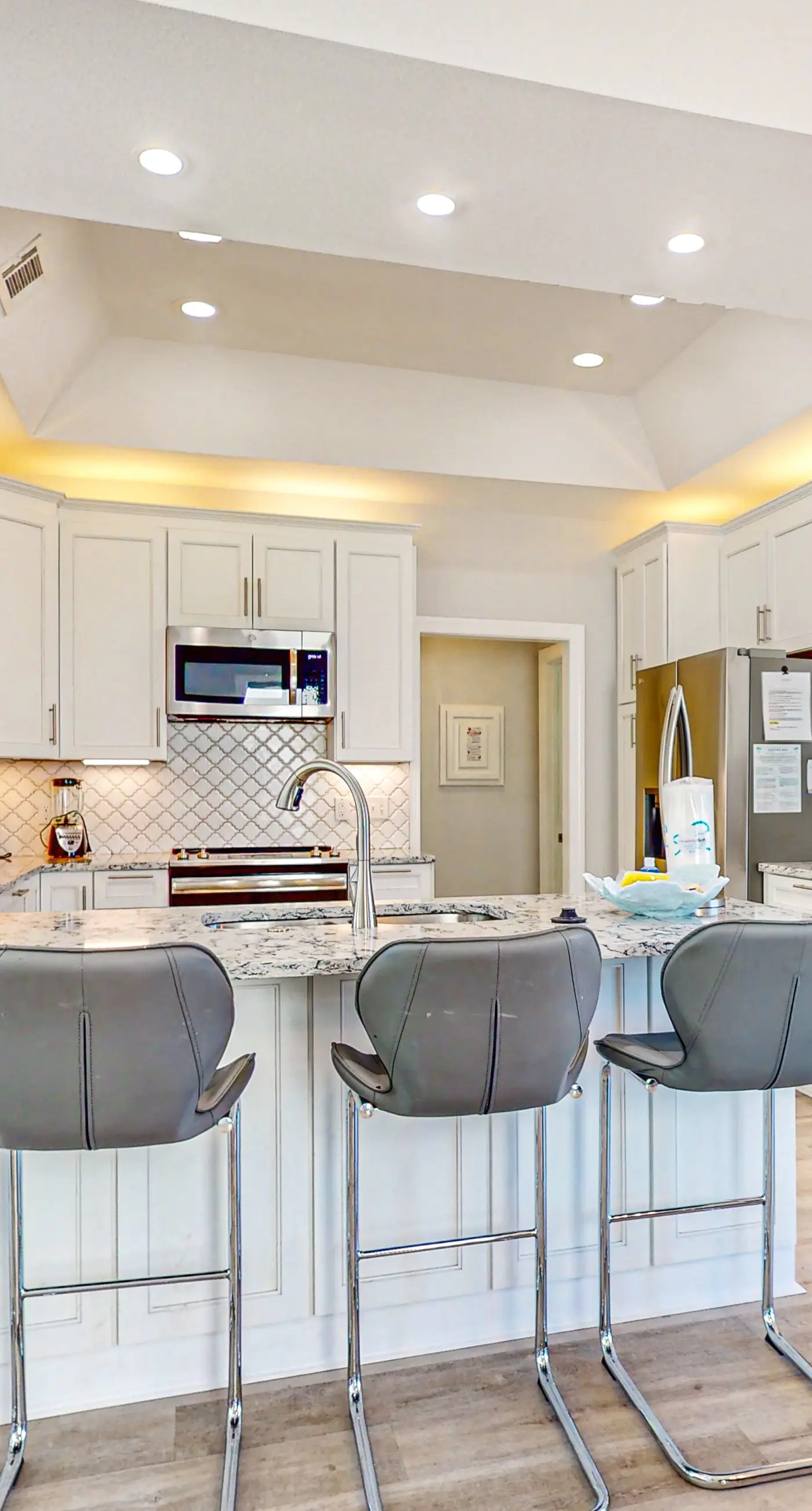 Dog-friendly home with beach access, outdoor pool, and tennis - gated community