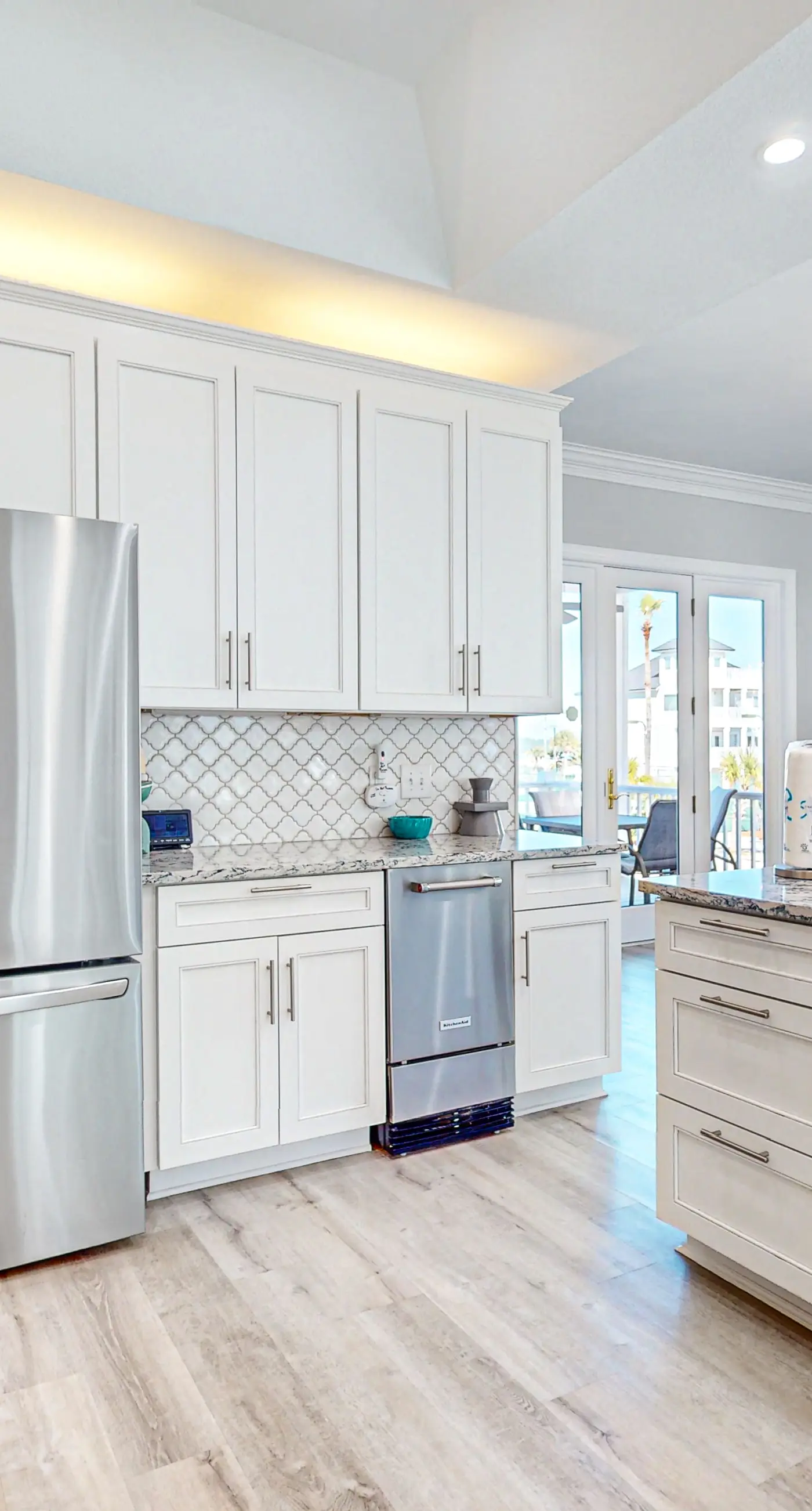 Dog-friendly home with beach access, outdoor pool, and tennis - gated community