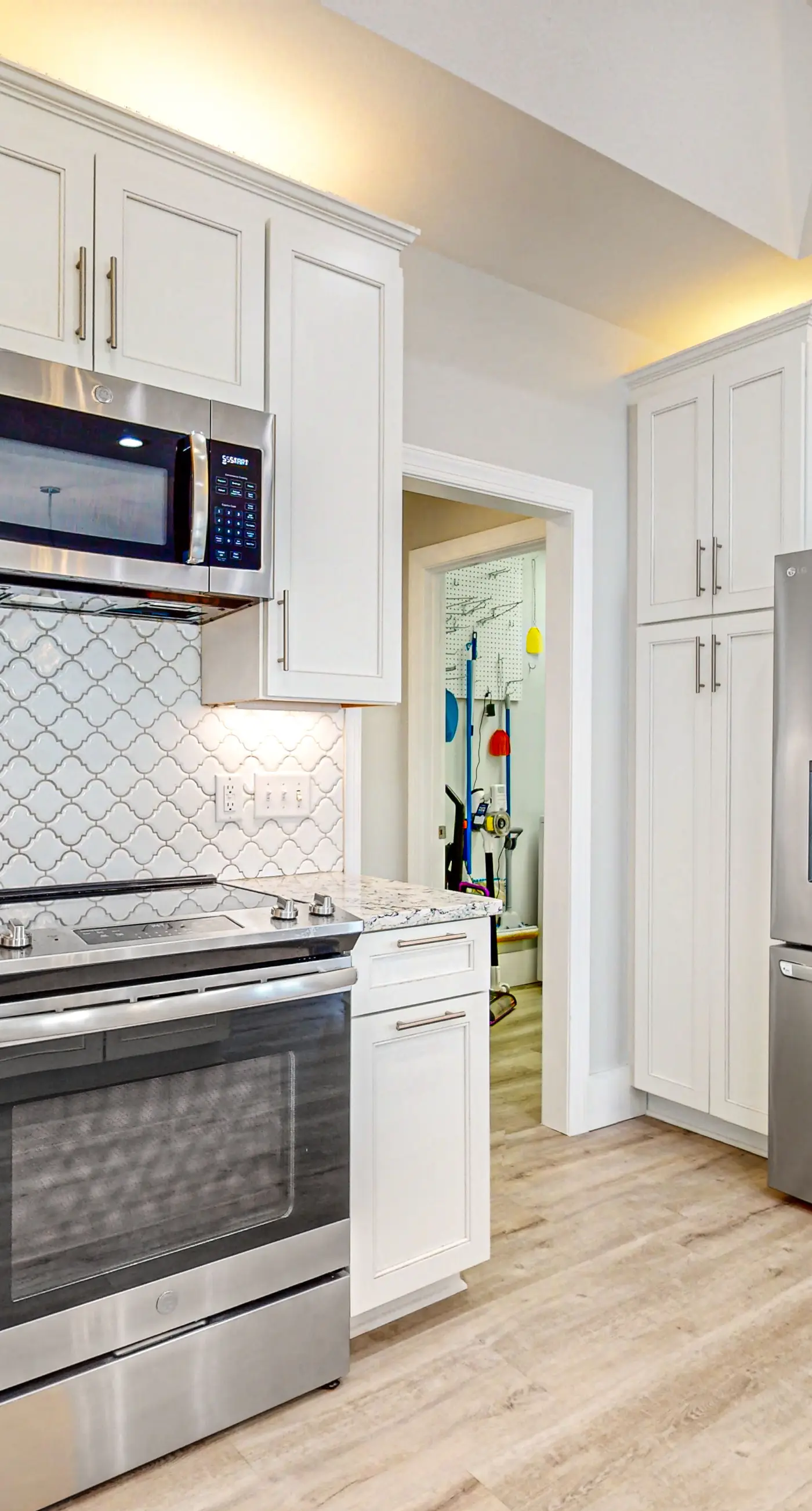 Dog-friendly home with beach access, outdoor pool, and tennis - gated community