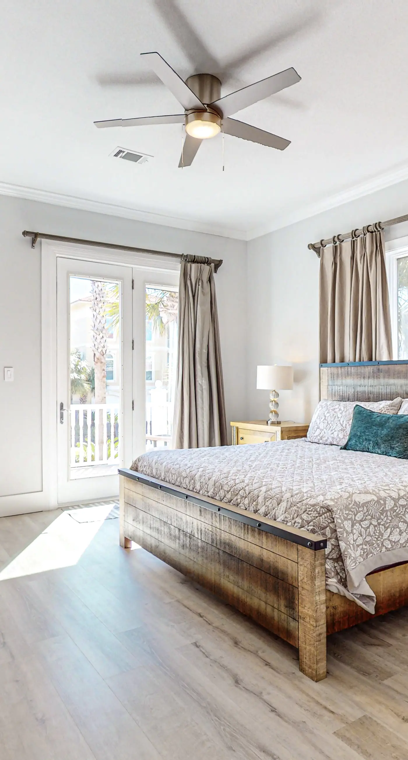 Dog-friendly home with beach access, outdoor pool, and tennis - gated community