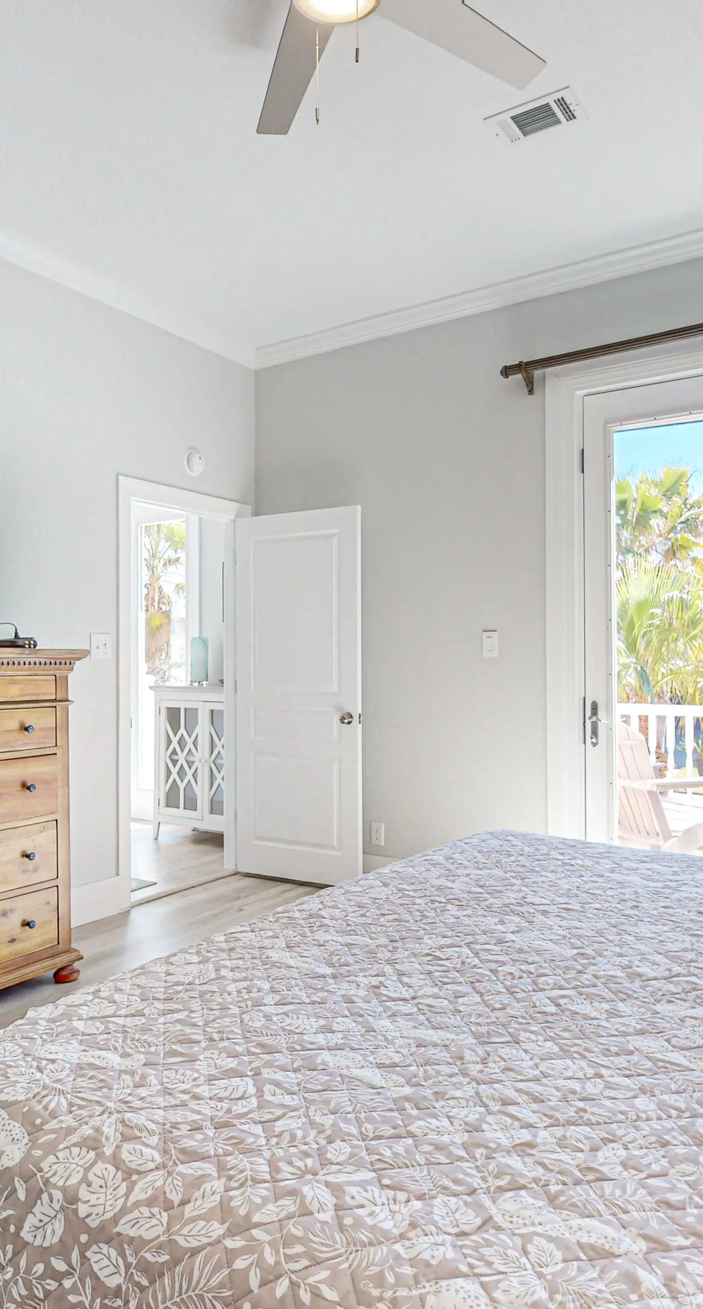 Dog-friendly home with beach access, outdoor pool, and tennis - gated community
