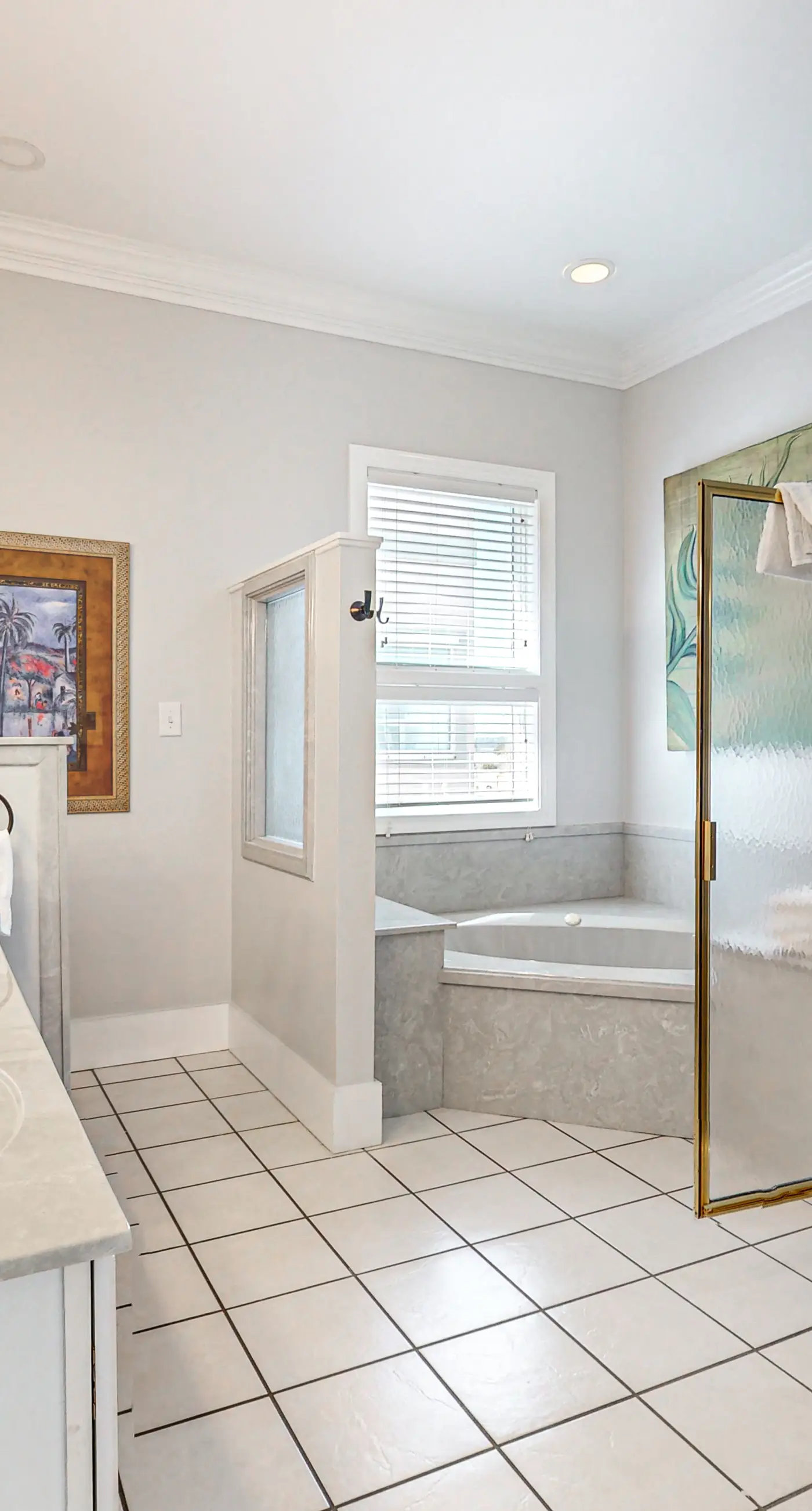 Dog-friendly home with beach access, outdoor pool, and tennis - gated community