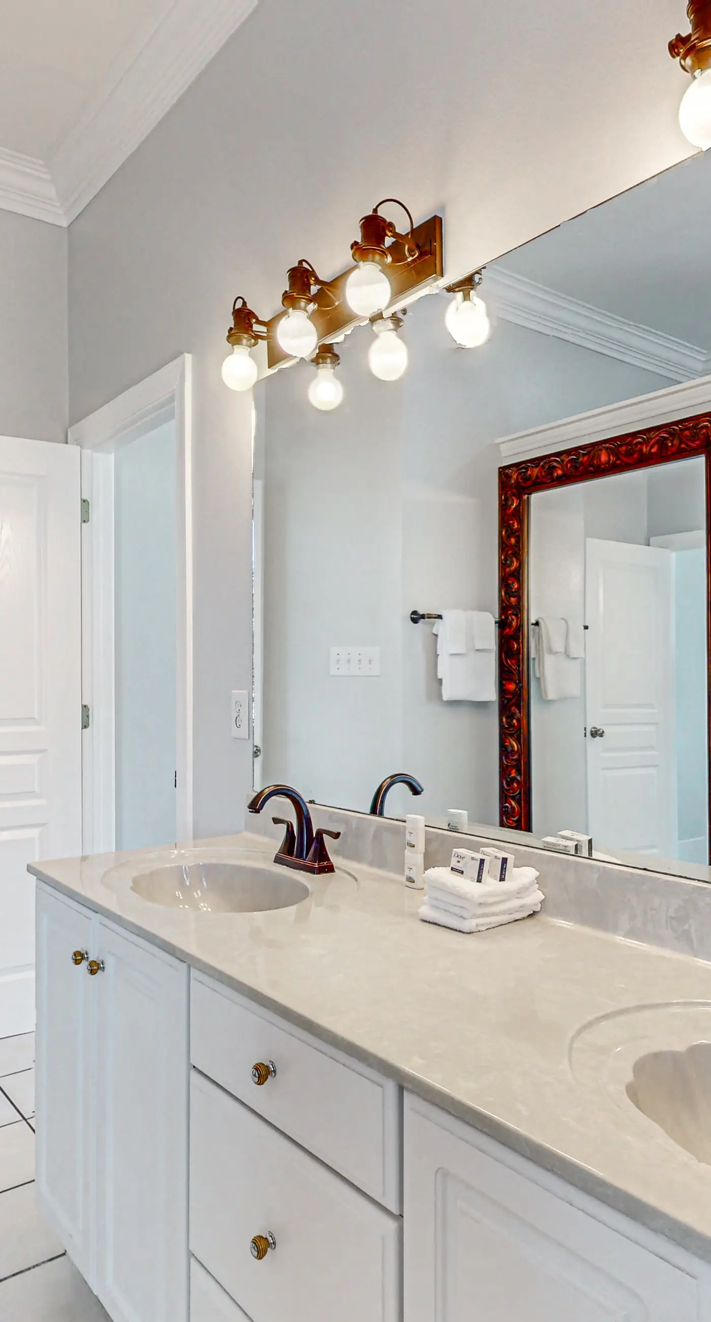 Dog-friendly home with beach access, outdoor pool, and tennis - gated community