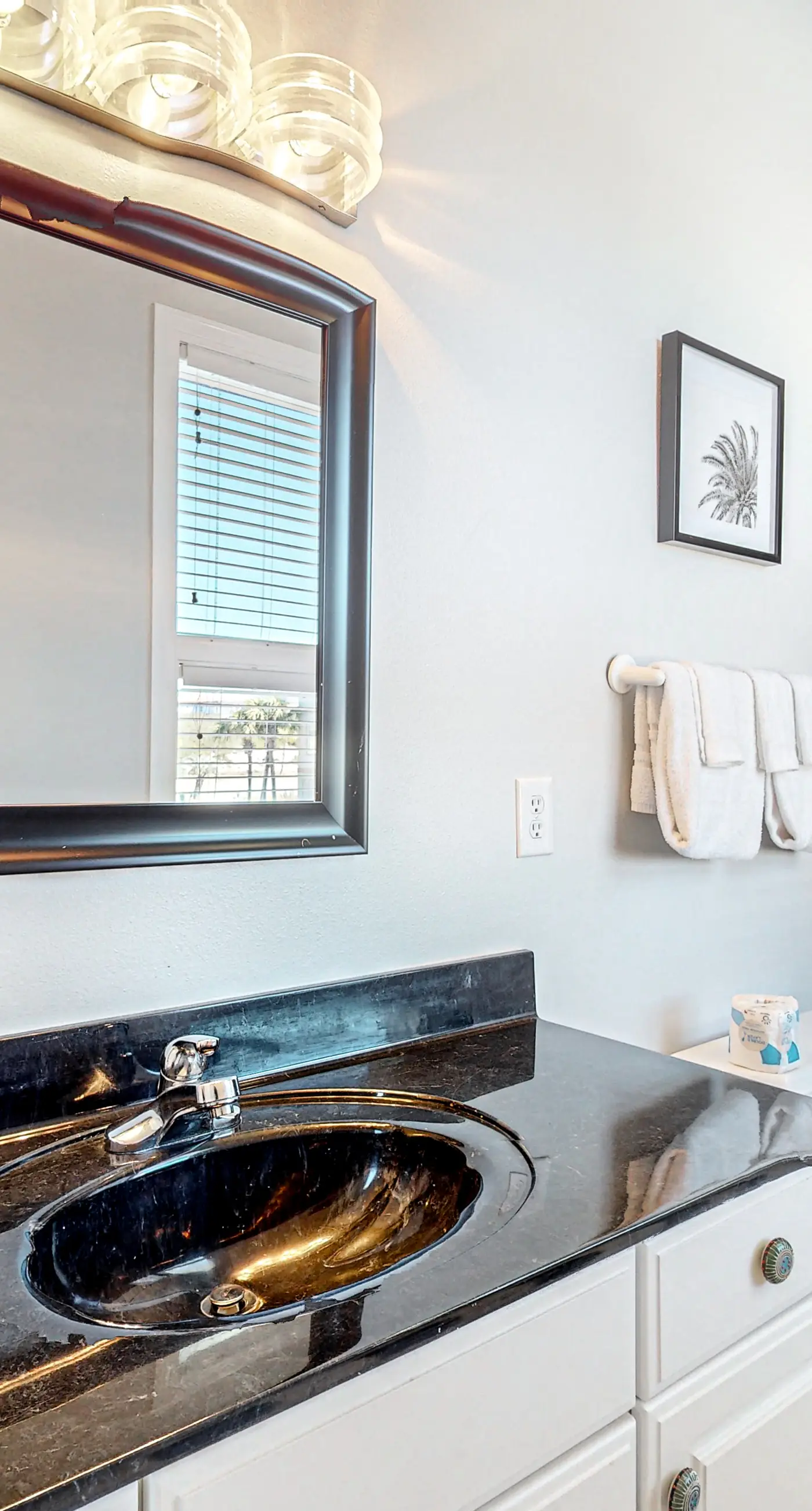 Dog-friendly home with beach access, outdoor pool, and tennis - gated community