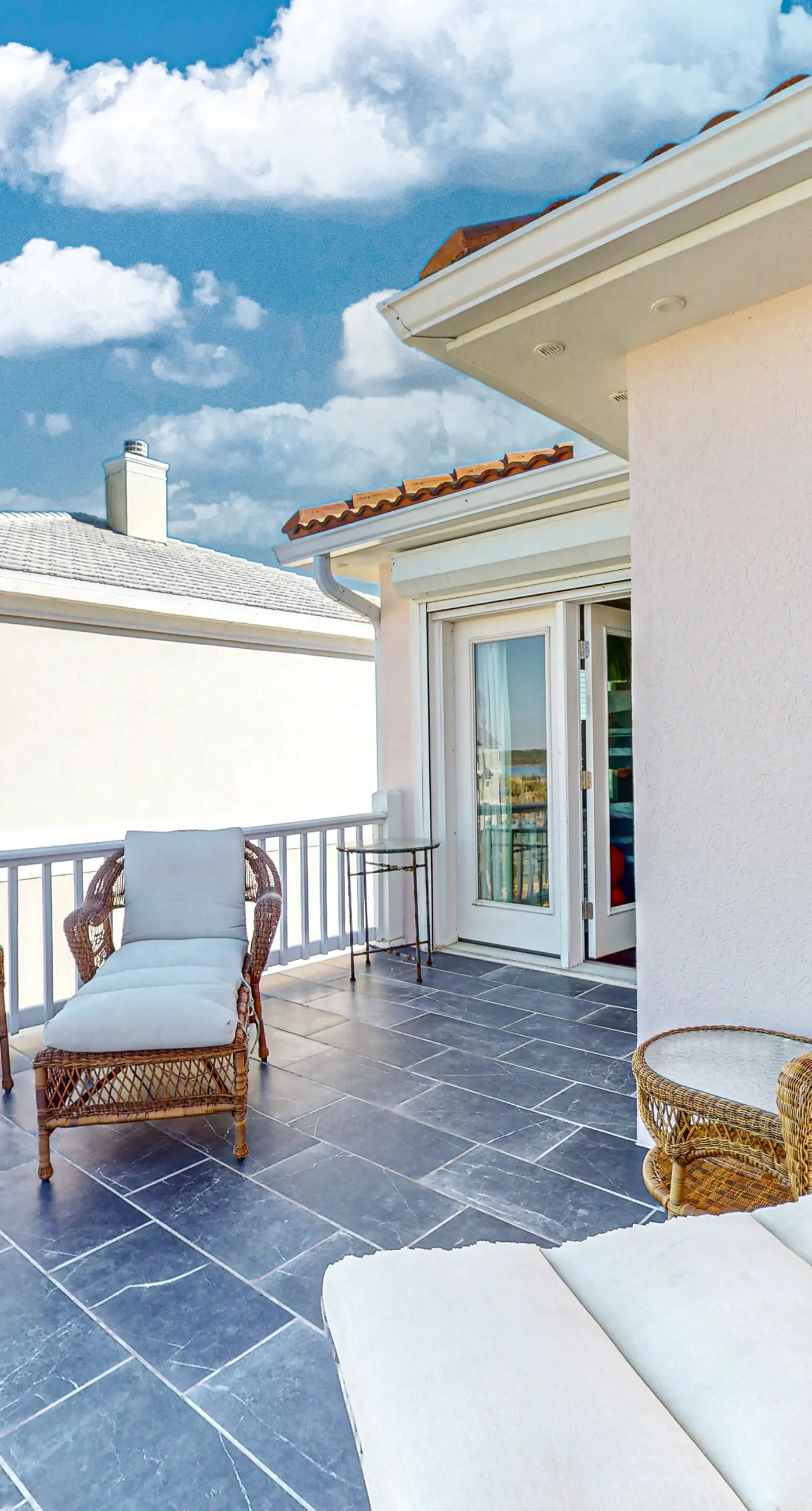 Dog-friendly home with beach access, outdoor pool, and tennis - gated community