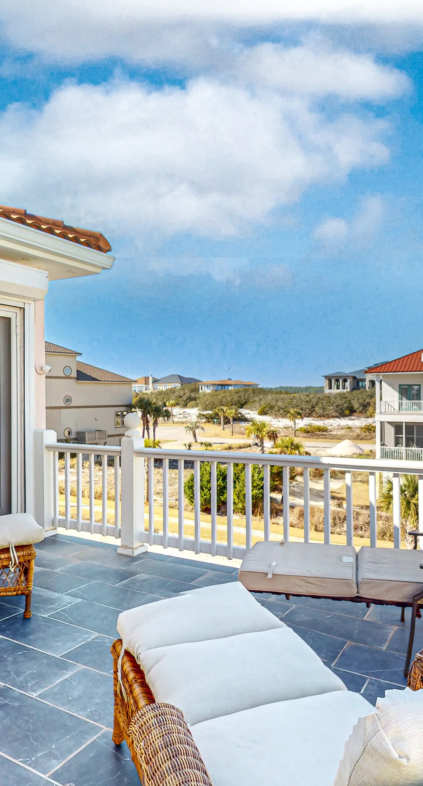 Dog-friendly home with beach access, outdoor pool, and tennis - gated community