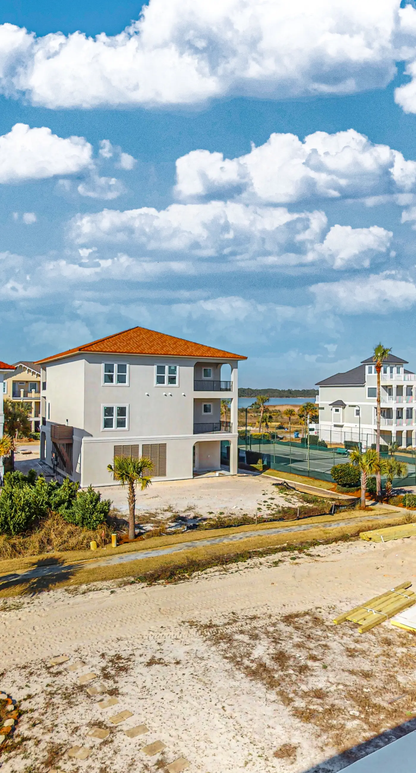 Dog-friendly home with beach access, outdoor pool, and tennis - gated community