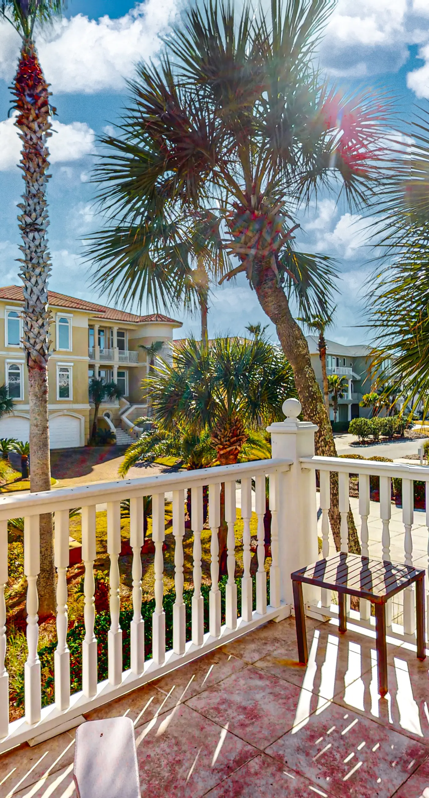 Dog-friendly home with beach access, outdoor pool, and tennis - gated community