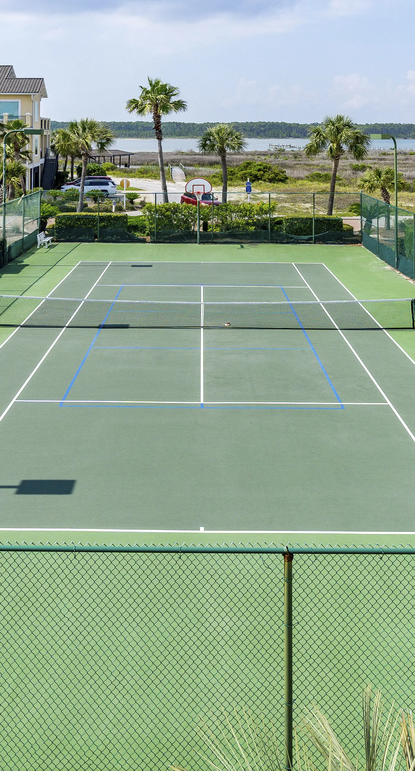 Dog-friendly home with beach access, outdoor pool, and tennis - gated community