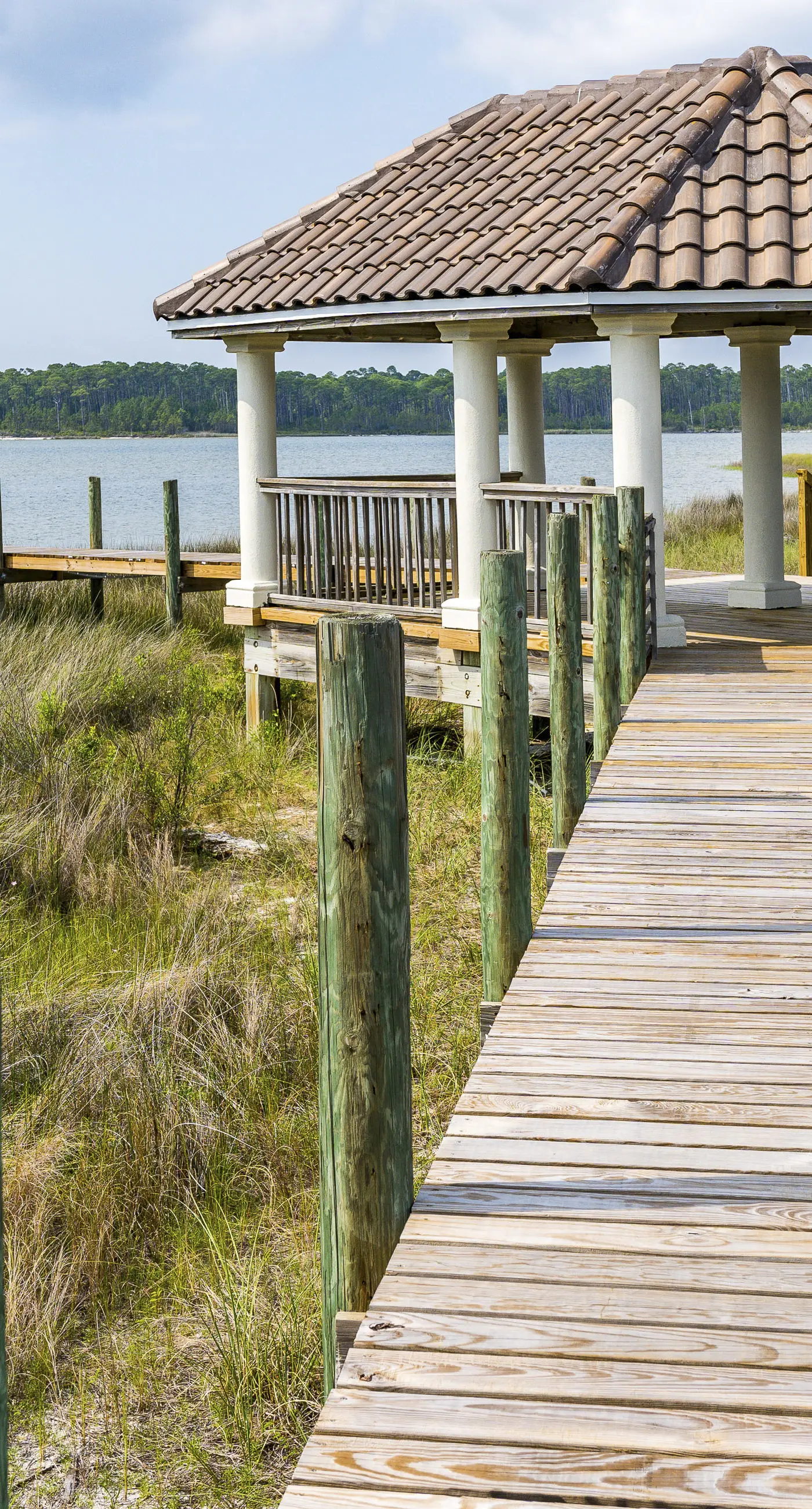 Dog-friendly home with beach access, outdoor pool, and tennis - gated community