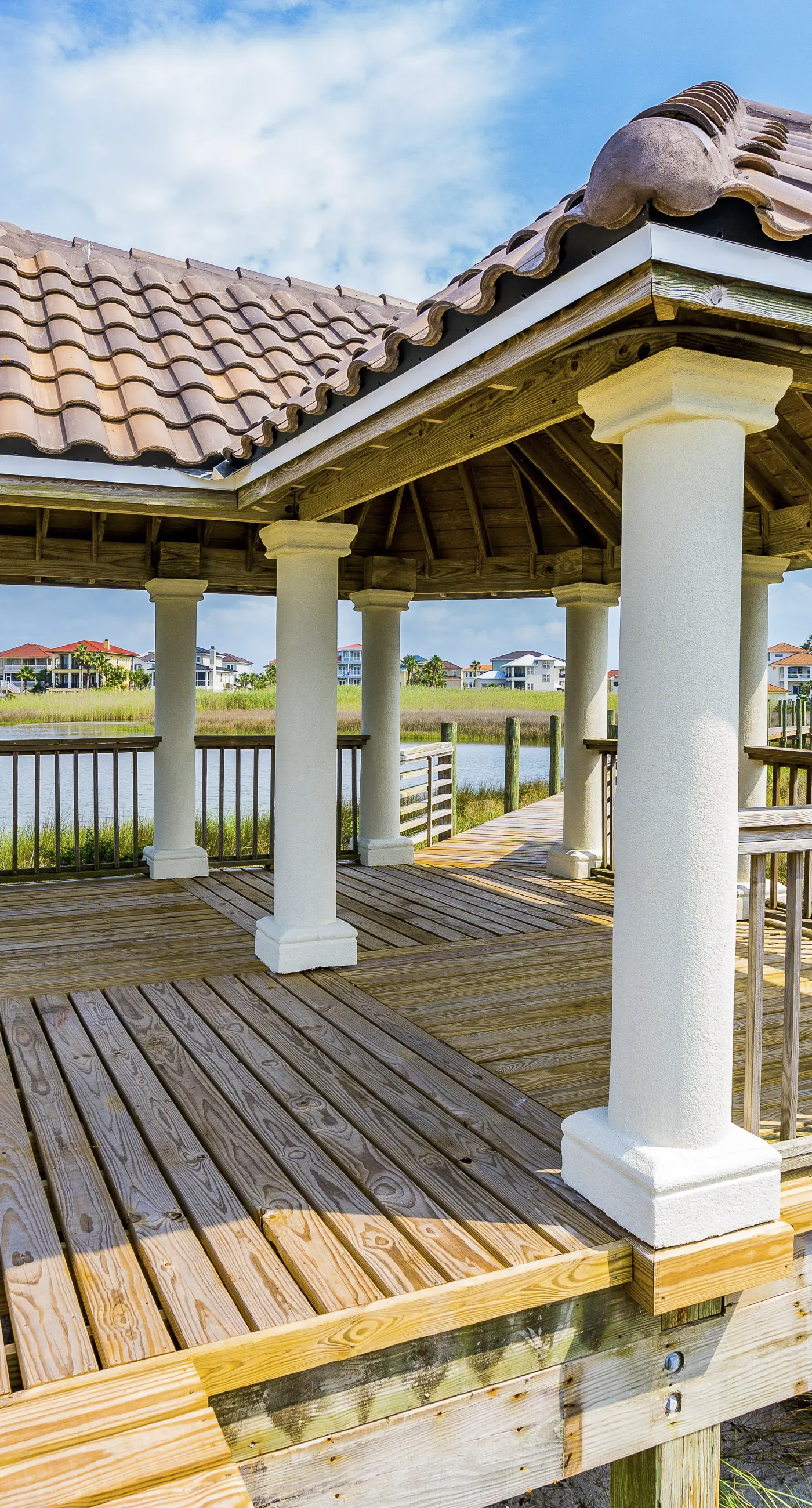Dog-friendly home with beach access, outdoor pool, and tennis - gated community