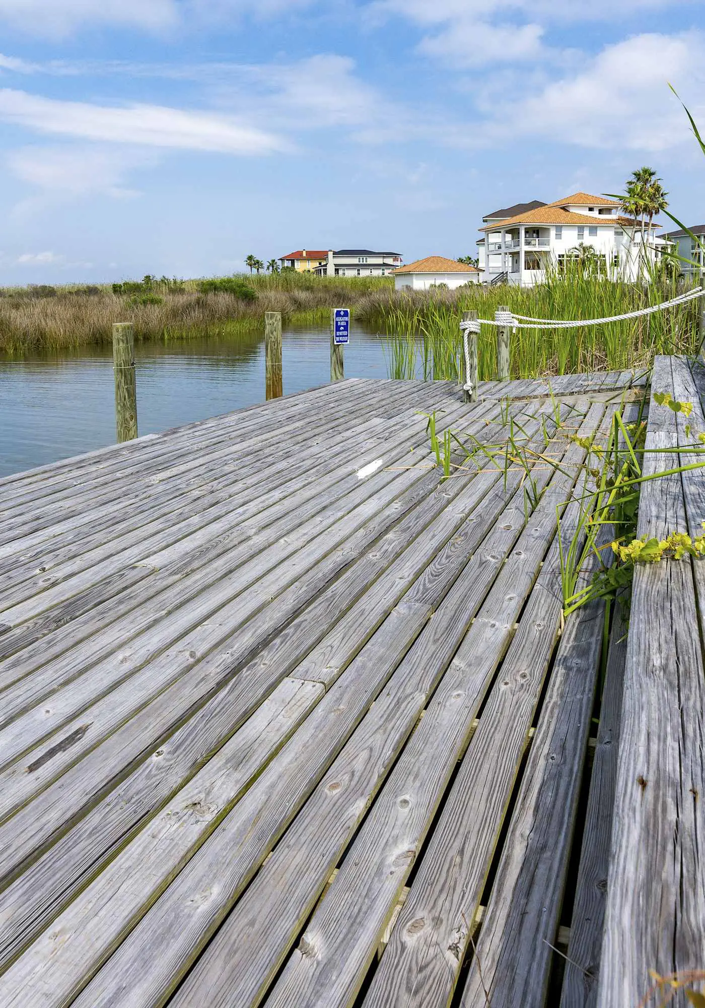 Dog-friendly home with beach access, outdoor pool, and tennis - gated community