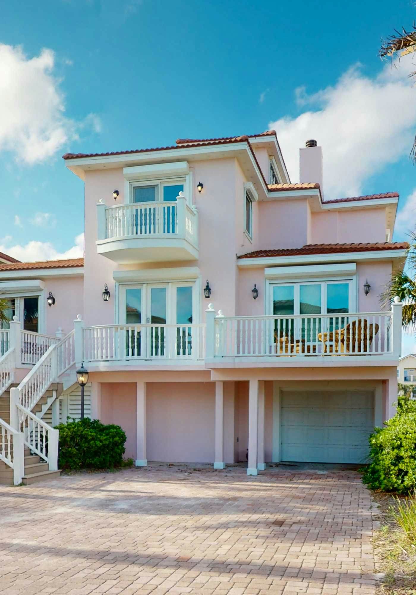 Dog-friendly home with beach access, outdoor pool, and tennis - gated community