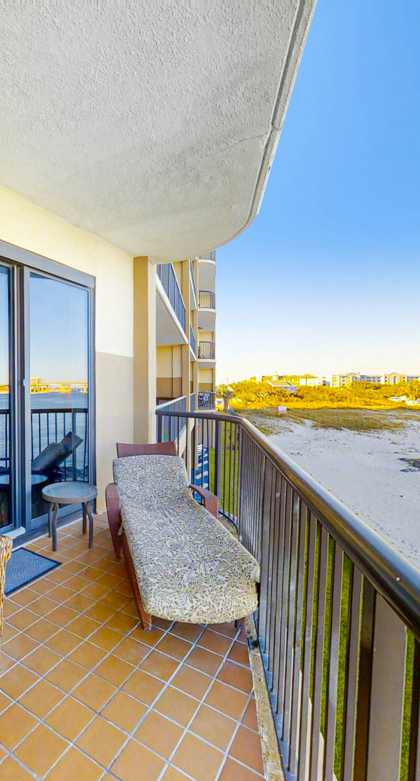 Sunny, oceanfront condo with balcony, pool, hot tub, gym, sauna & view