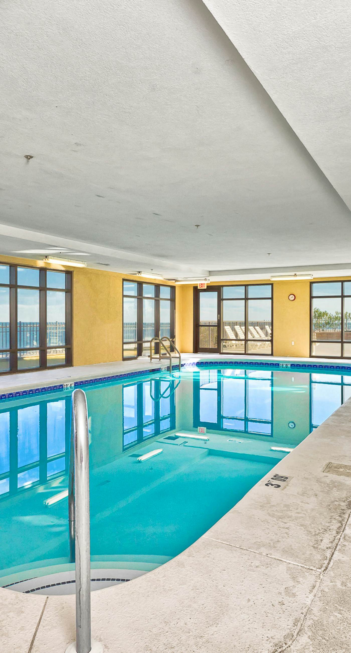 Sunny, oceanfront condo with balcony, pool, hot tub, gym, sauna & view