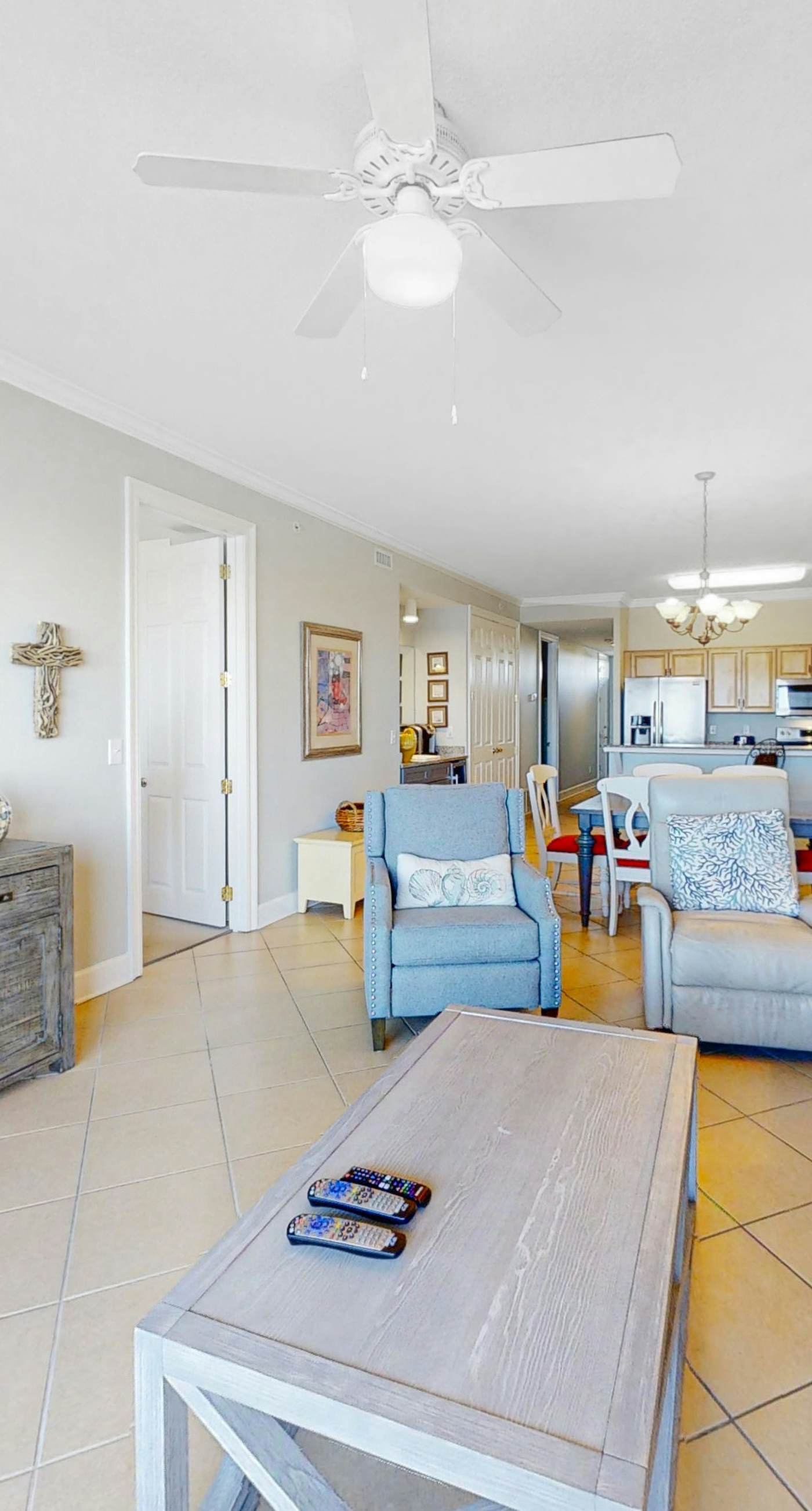 Sunny, oceanfront condo with balcony, pool, hot tub, gym, sauna & view