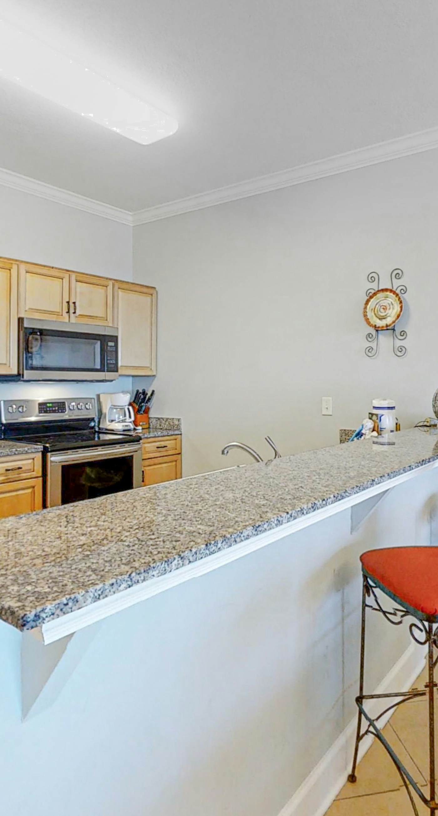 Sunny, oceanfront condo with balcony, pool, hot tub, gym, sauna & view