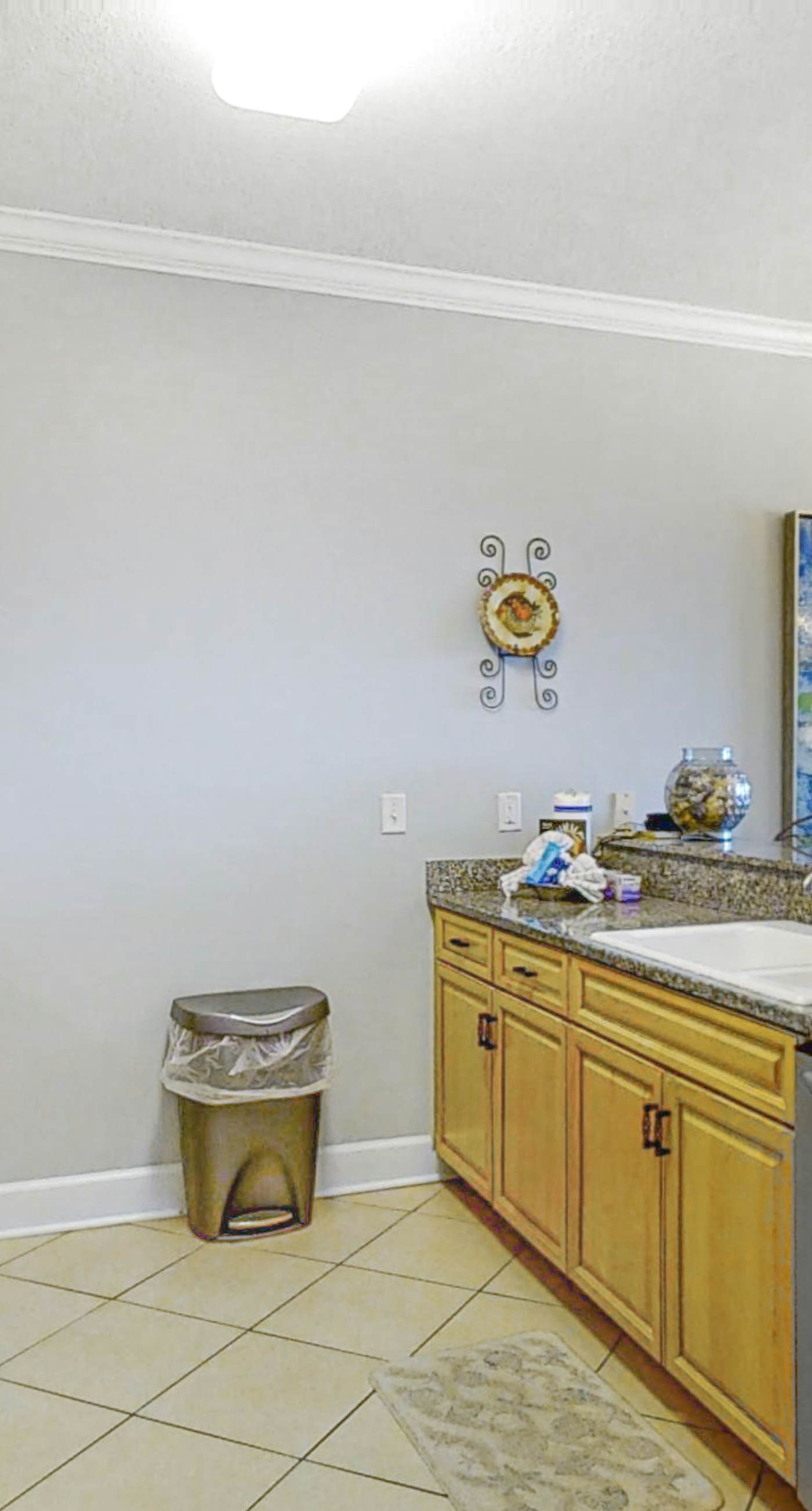 Sunny, oceanfront condo with balcony, pool, hot tub, gym, sauna & view