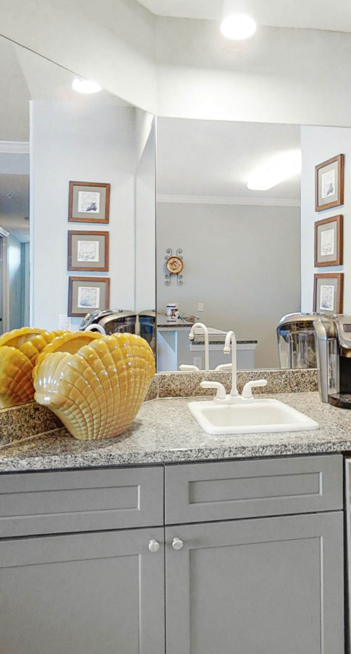 Sunny, oceanfront condo with balcony, pool, hot tub, gym, sauna & view