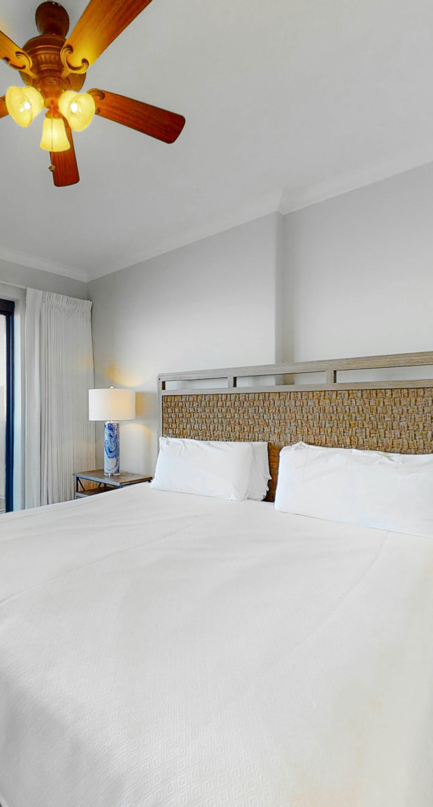 Sunny, oceanfront condo with balcony, pool, hot tub, gym, sauna & view