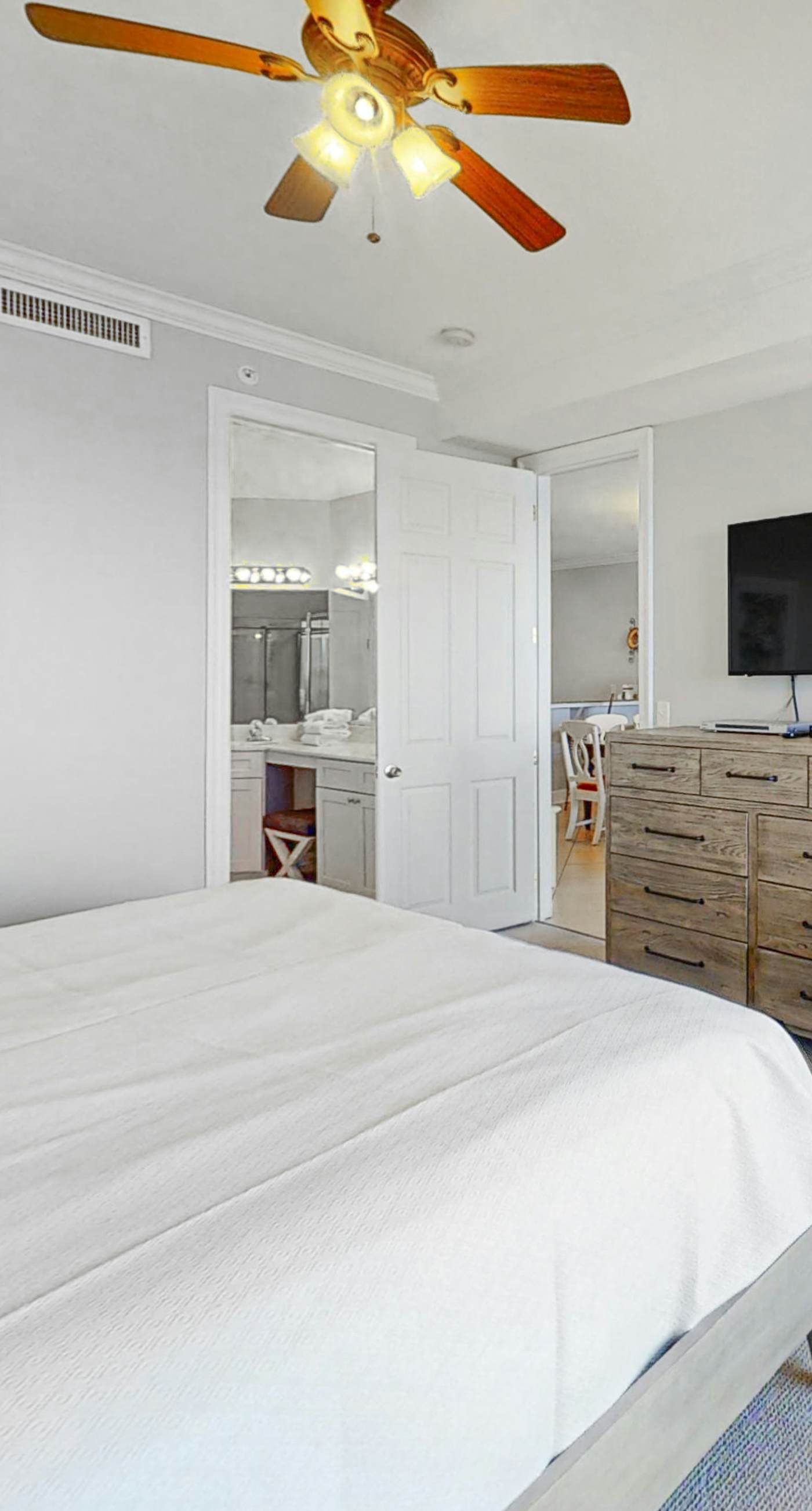 Sunny, oceanfront condo with balcony, pool, hot tub, gym, sauna & view