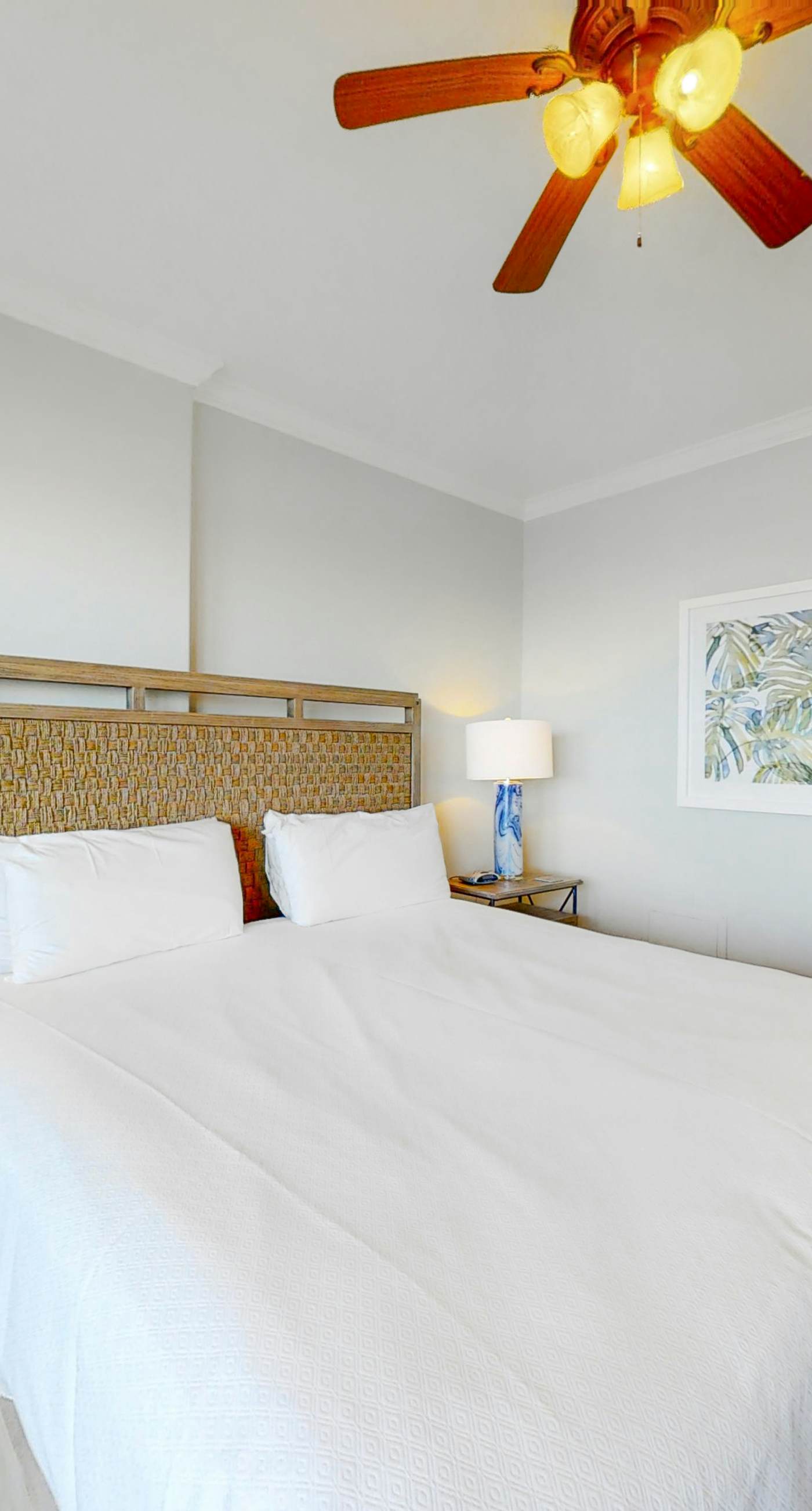 Sunny, oceanfront condo with balcony, pool, hot tub, gym, sauna & view