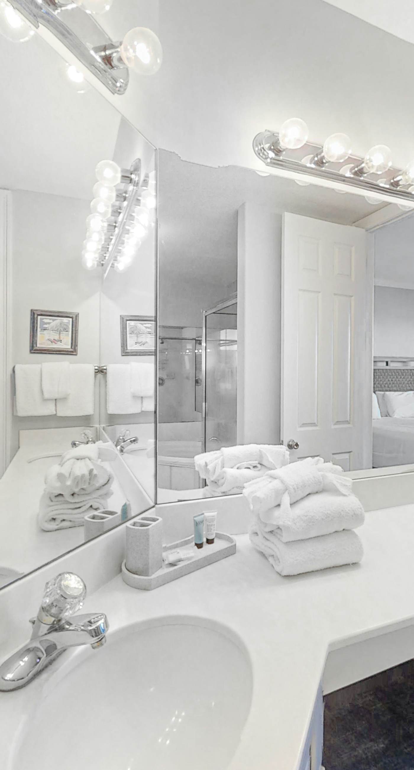 Sunny, oceanfront condo with balcony, pool, hot tub, gym, sauna & view